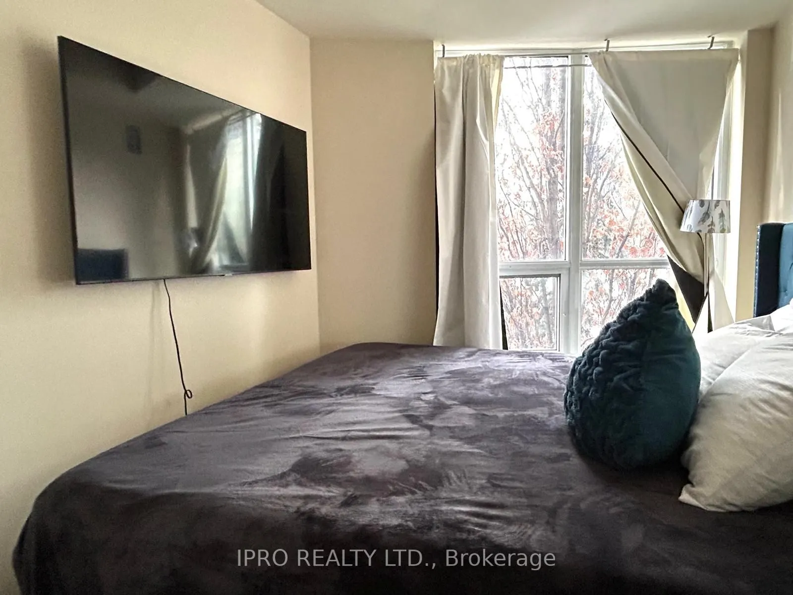 181 VILLAGE GREEN Square #214