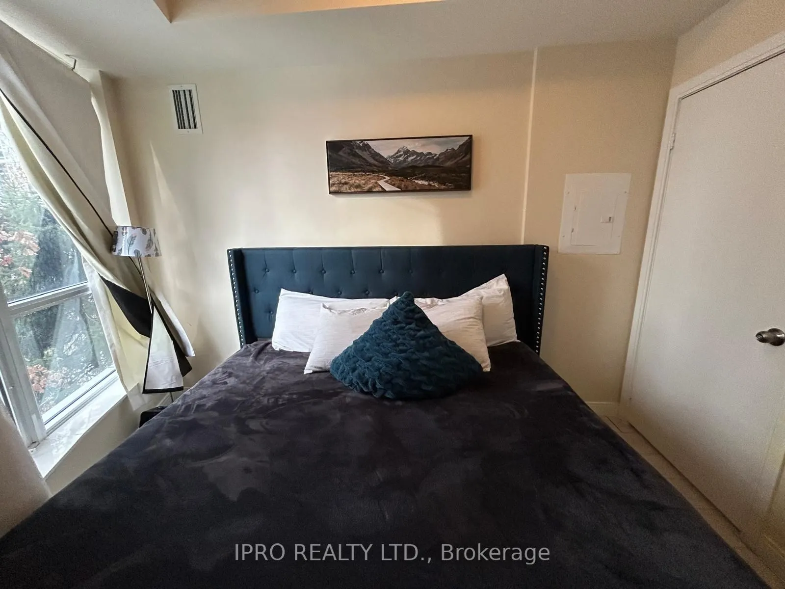 181 VILLAGE GREEN Square #214