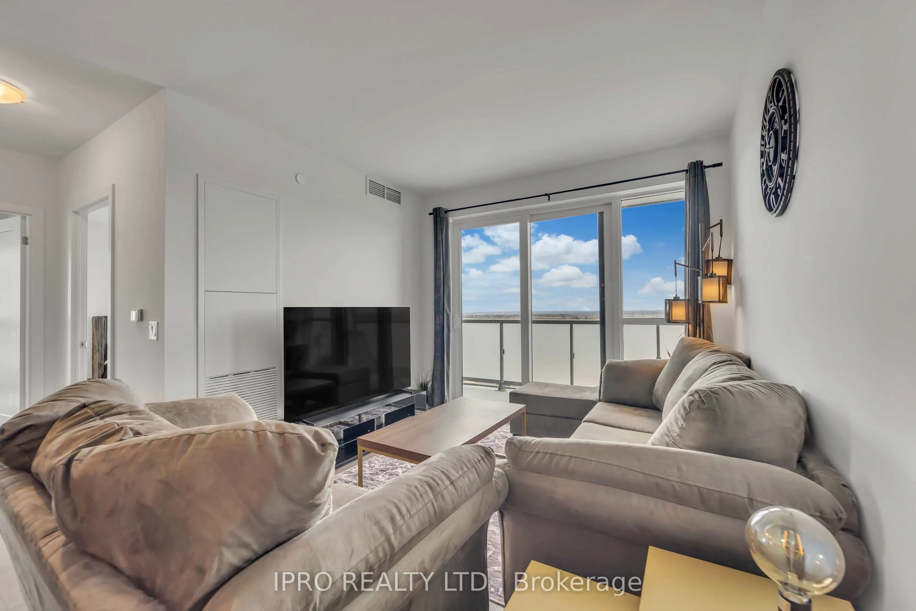 2550 Simcoe Street N, #1917
