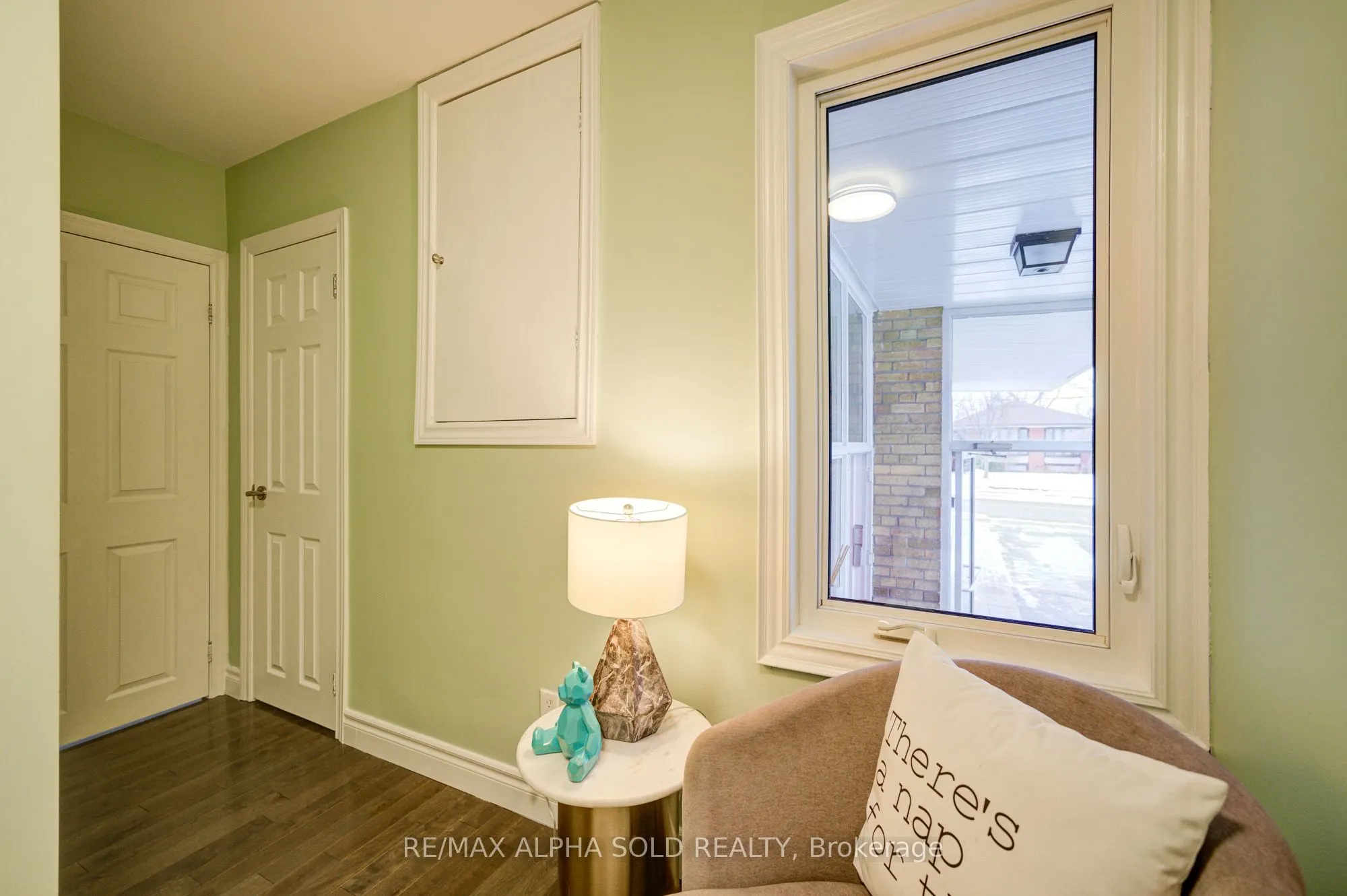 86 Lowcrest Boulevard