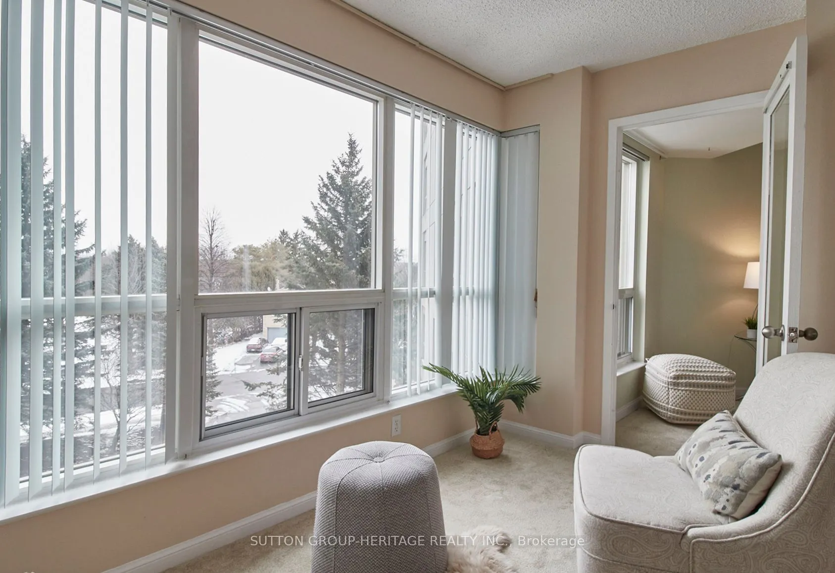 712 Rossland Road E, #401