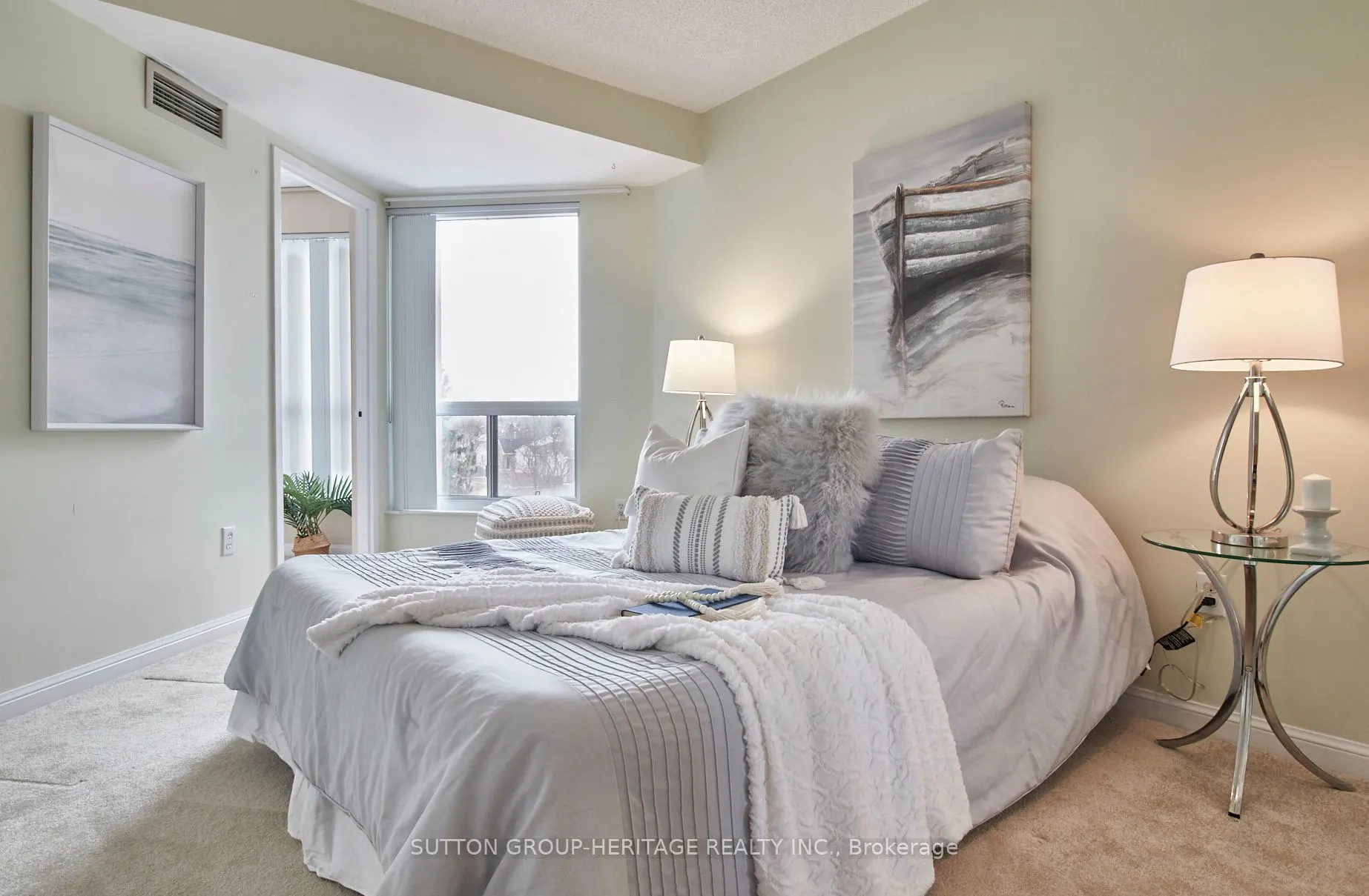 712 Rossland Road E, #401