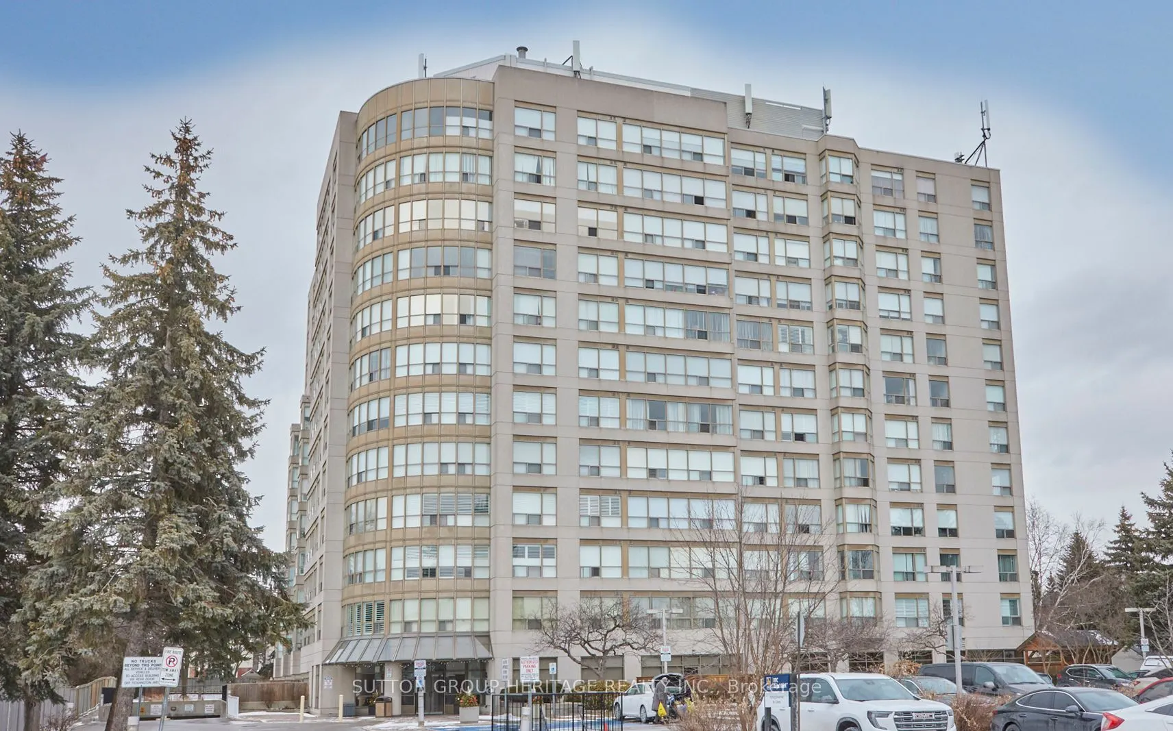 712 Rossland Road E, #401