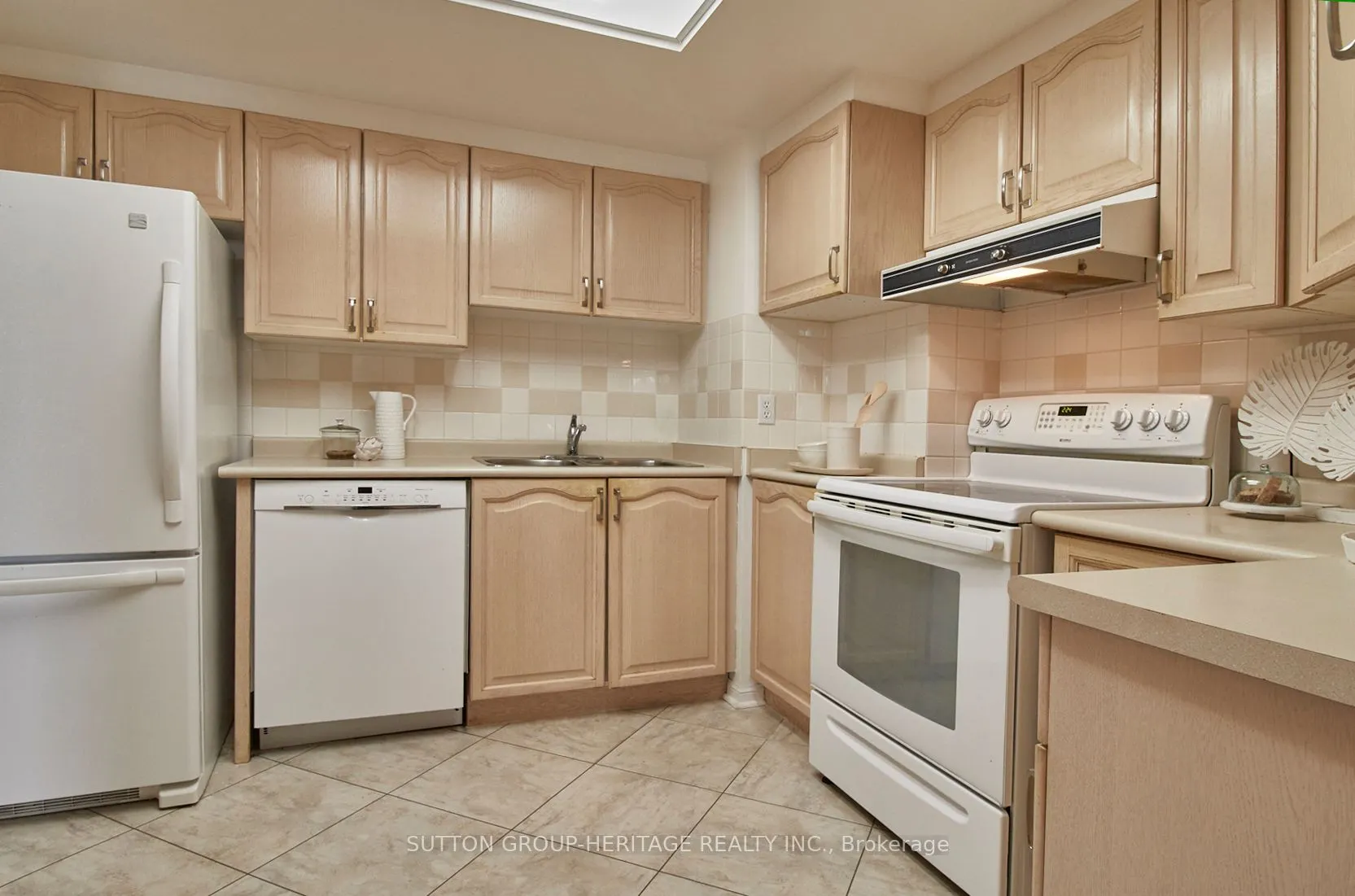 712 Rossland Road E, #401