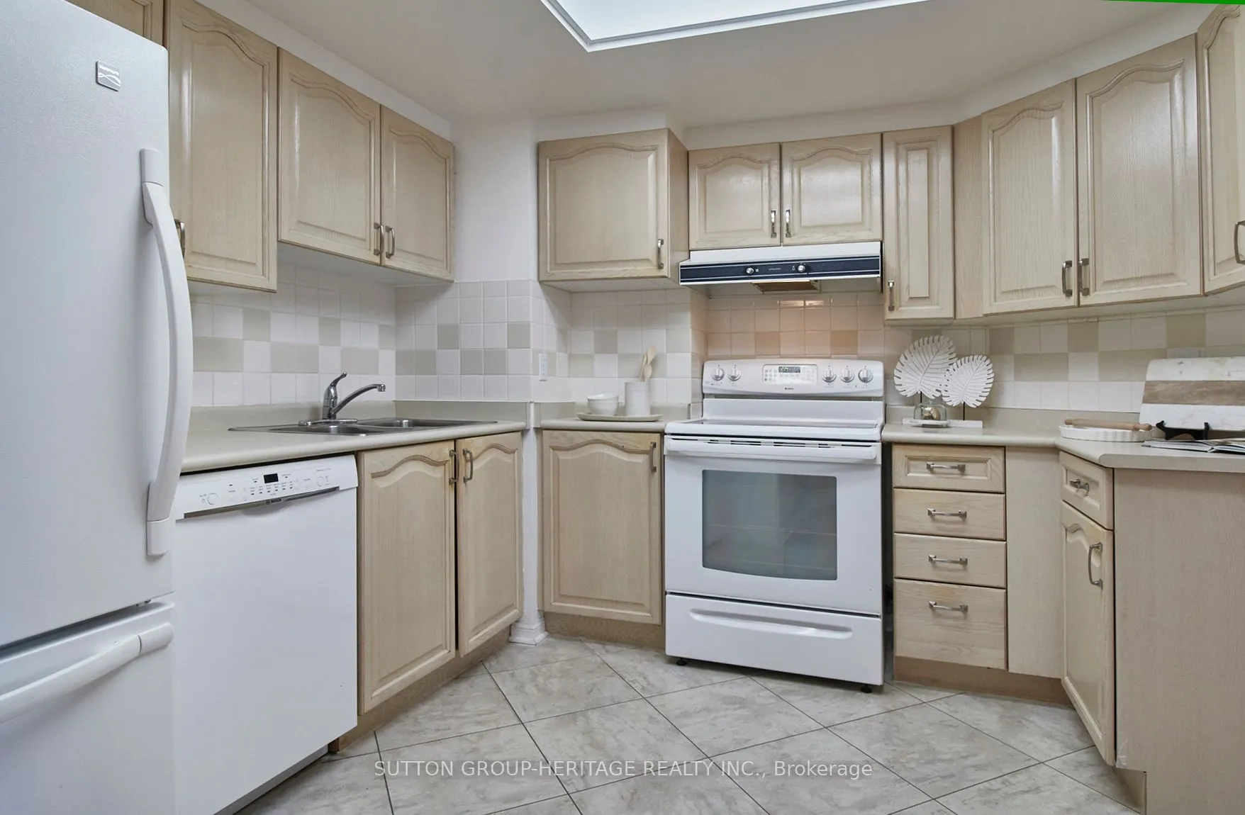 712 Rossland Road E, #401