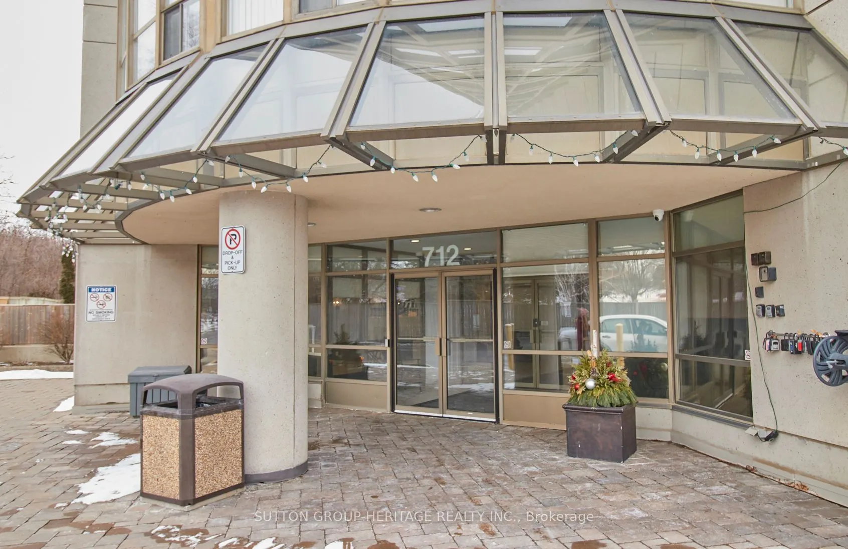 712 Rossland Road E, #401