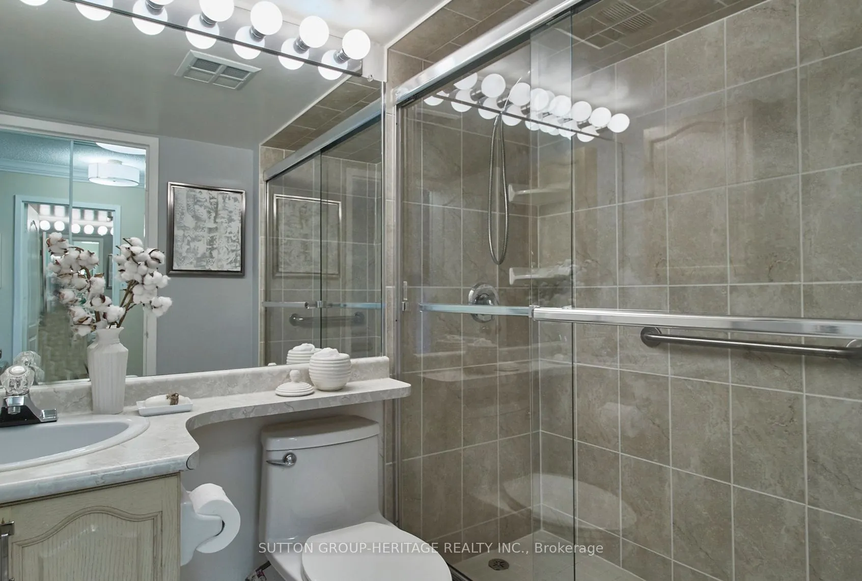 712 Rossland Road E, #401