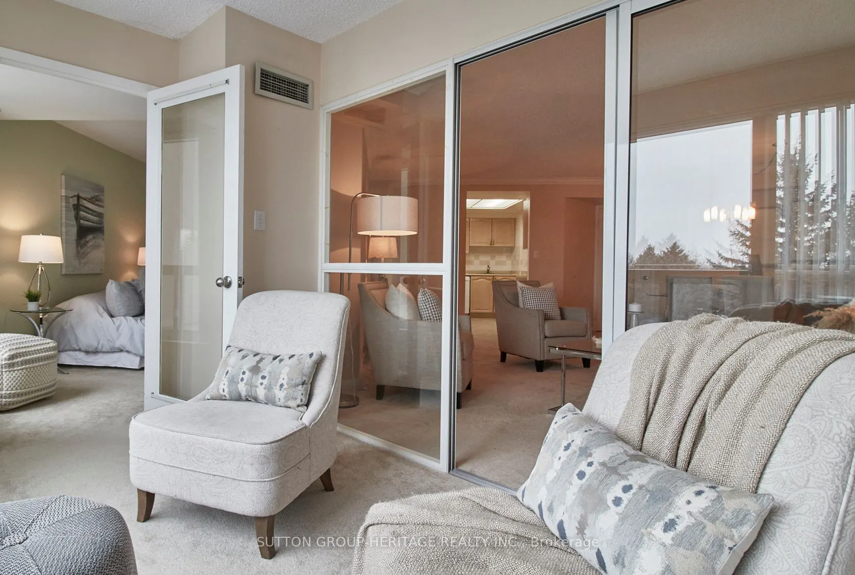 712 Rossland Road E, #401