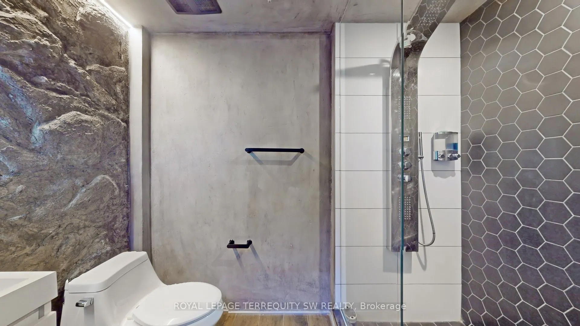 326 Carlaw Avenue #124