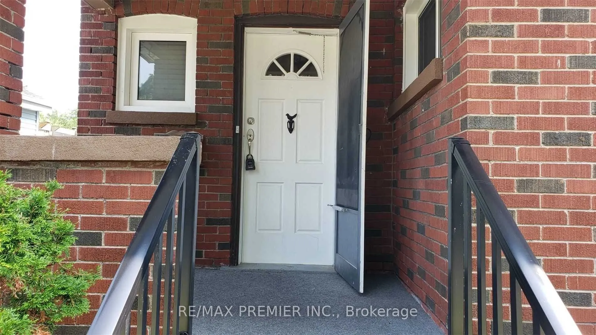 443 Adelaide Avenue W