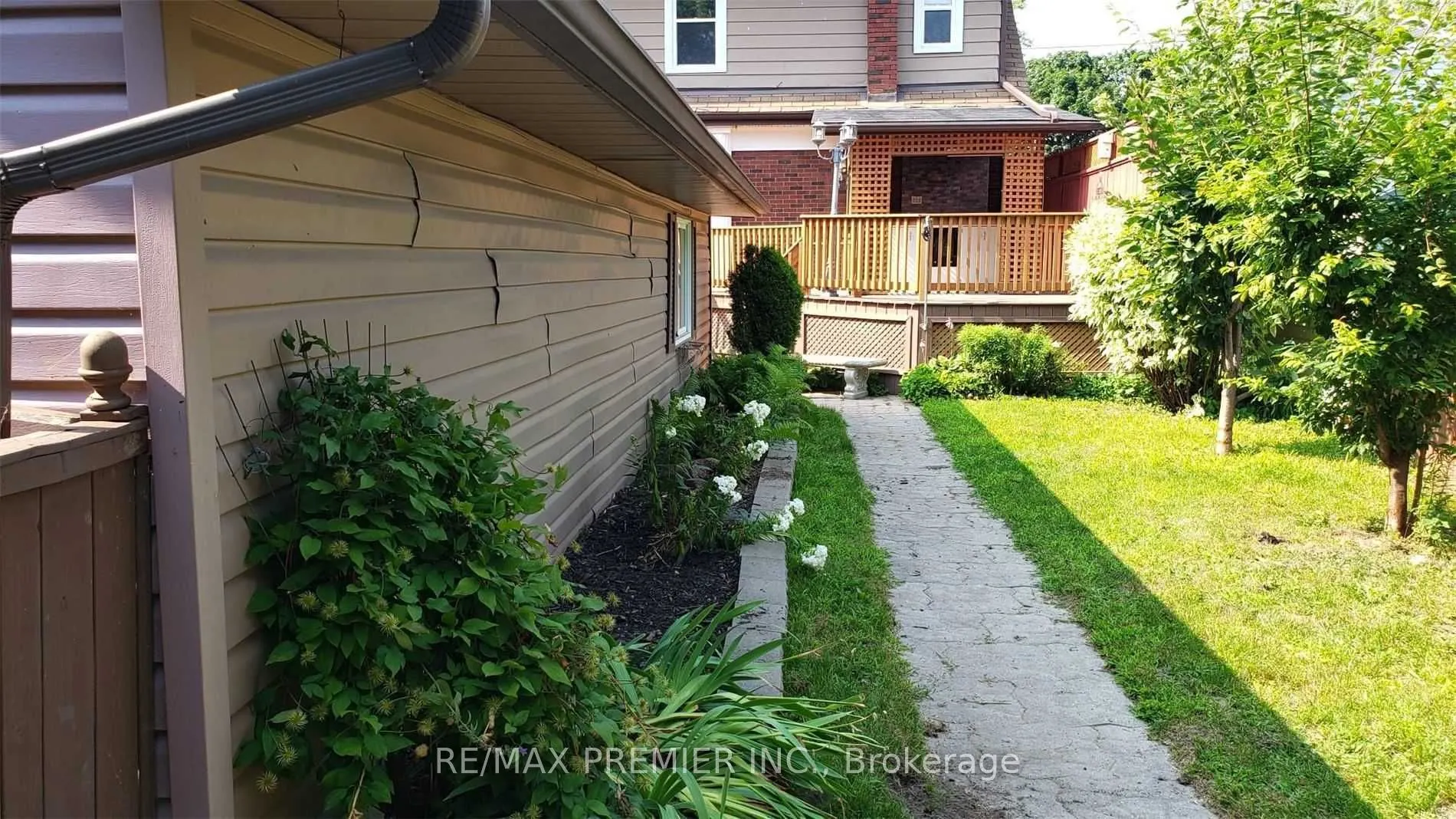 443 Adelaide Avenue W