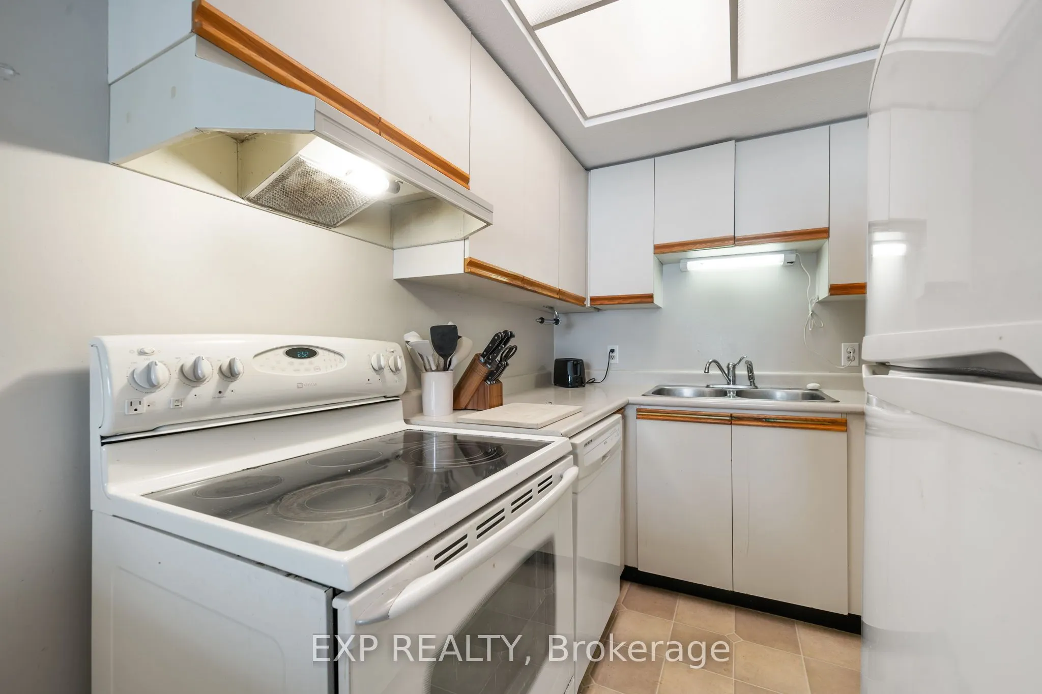 144 Queen Street, #302
