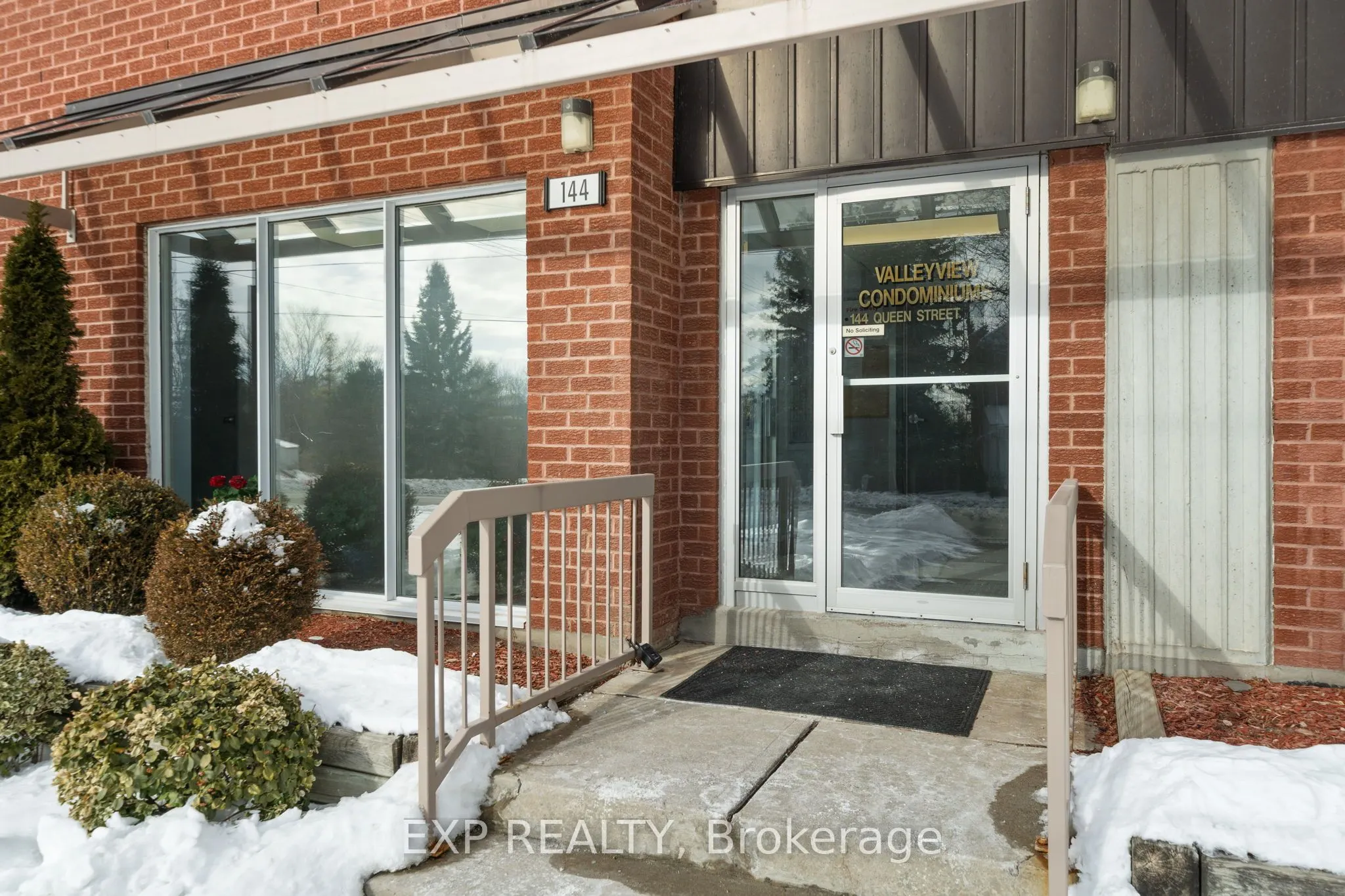 144 Queen Street, #302