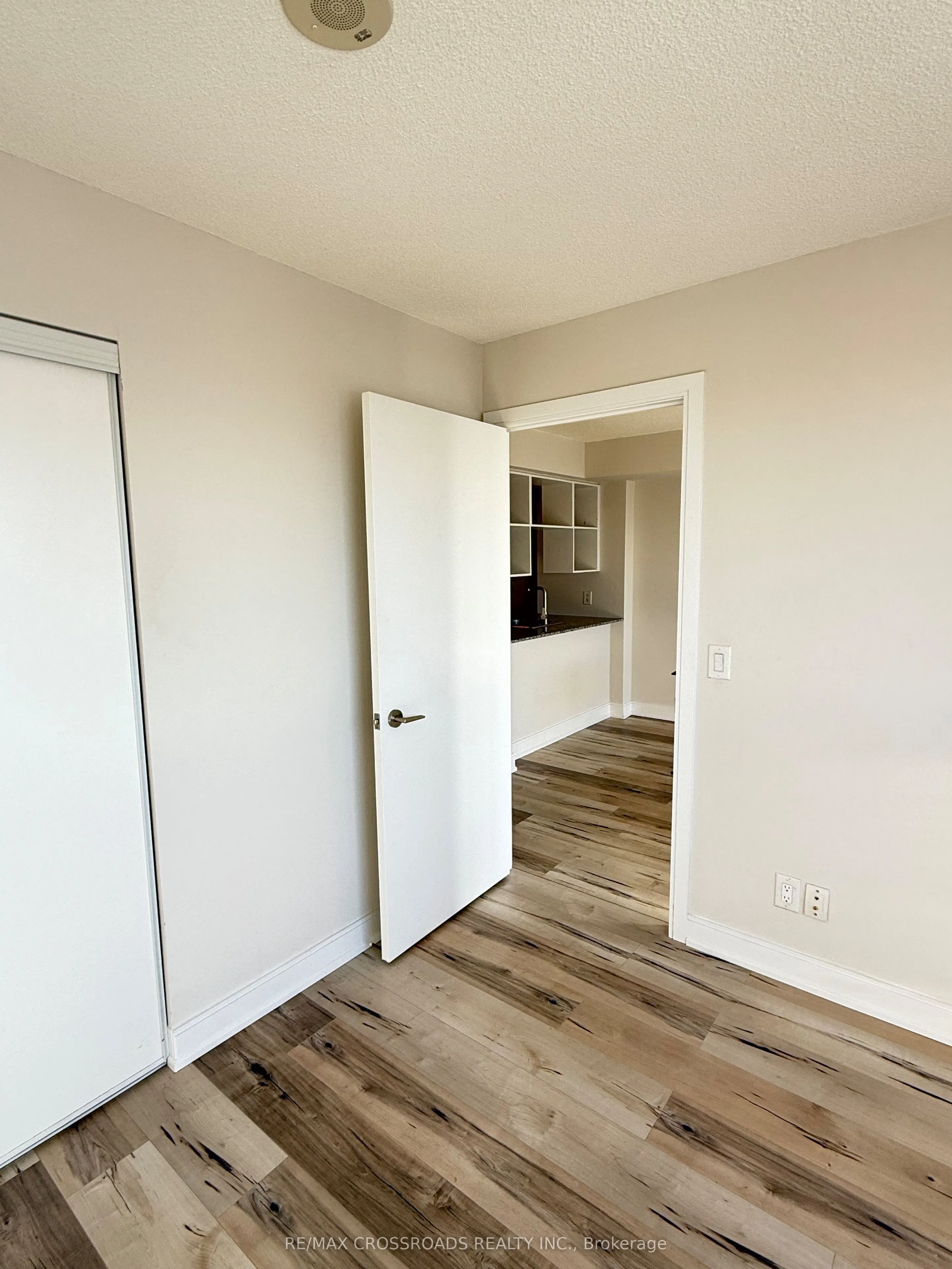 125 Village Green Square, #3908