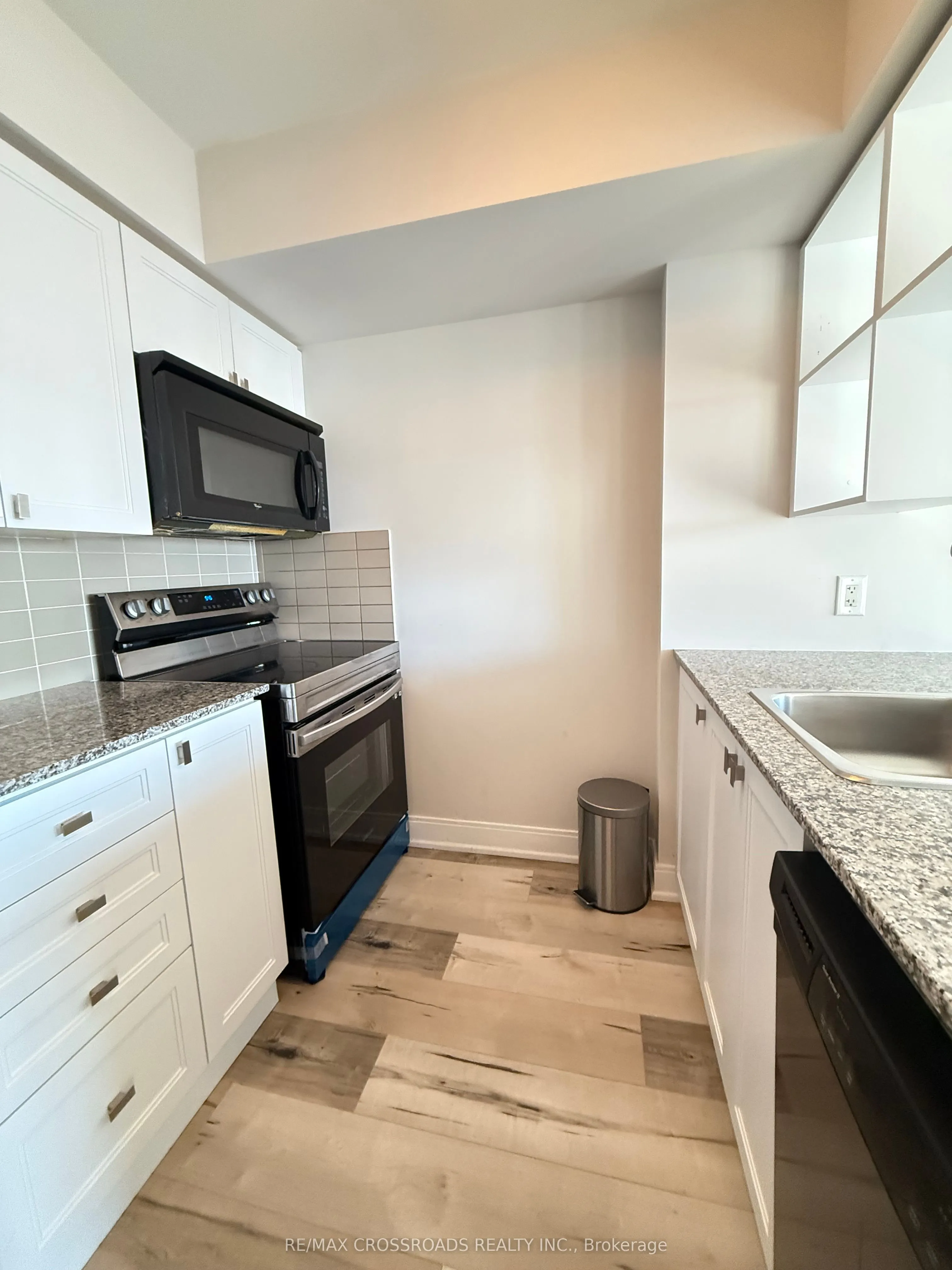 125 Village Green Square, #3908