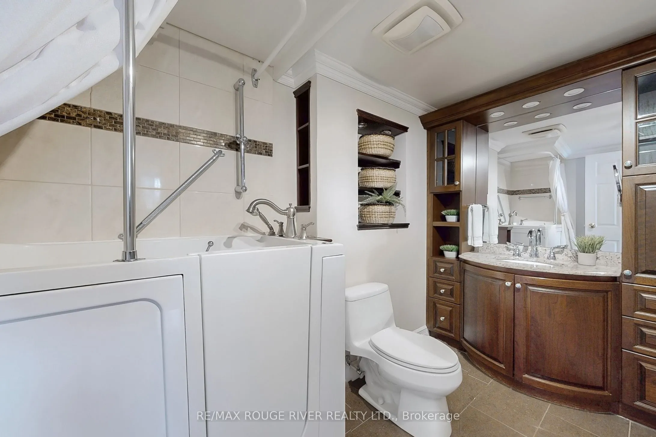 1525 Diefenbaker Court, #305