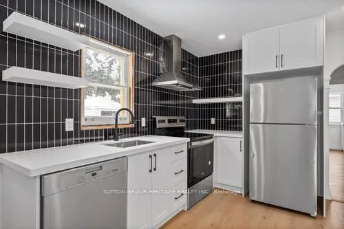 860 Simcoe Street N