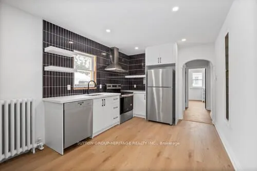 860 Simcoe Street N