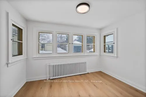 860 Simcoe Street N