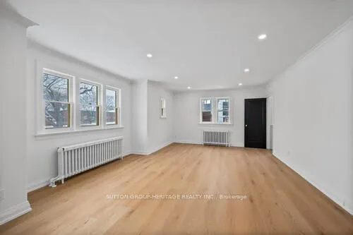 860 Simcoe Street N