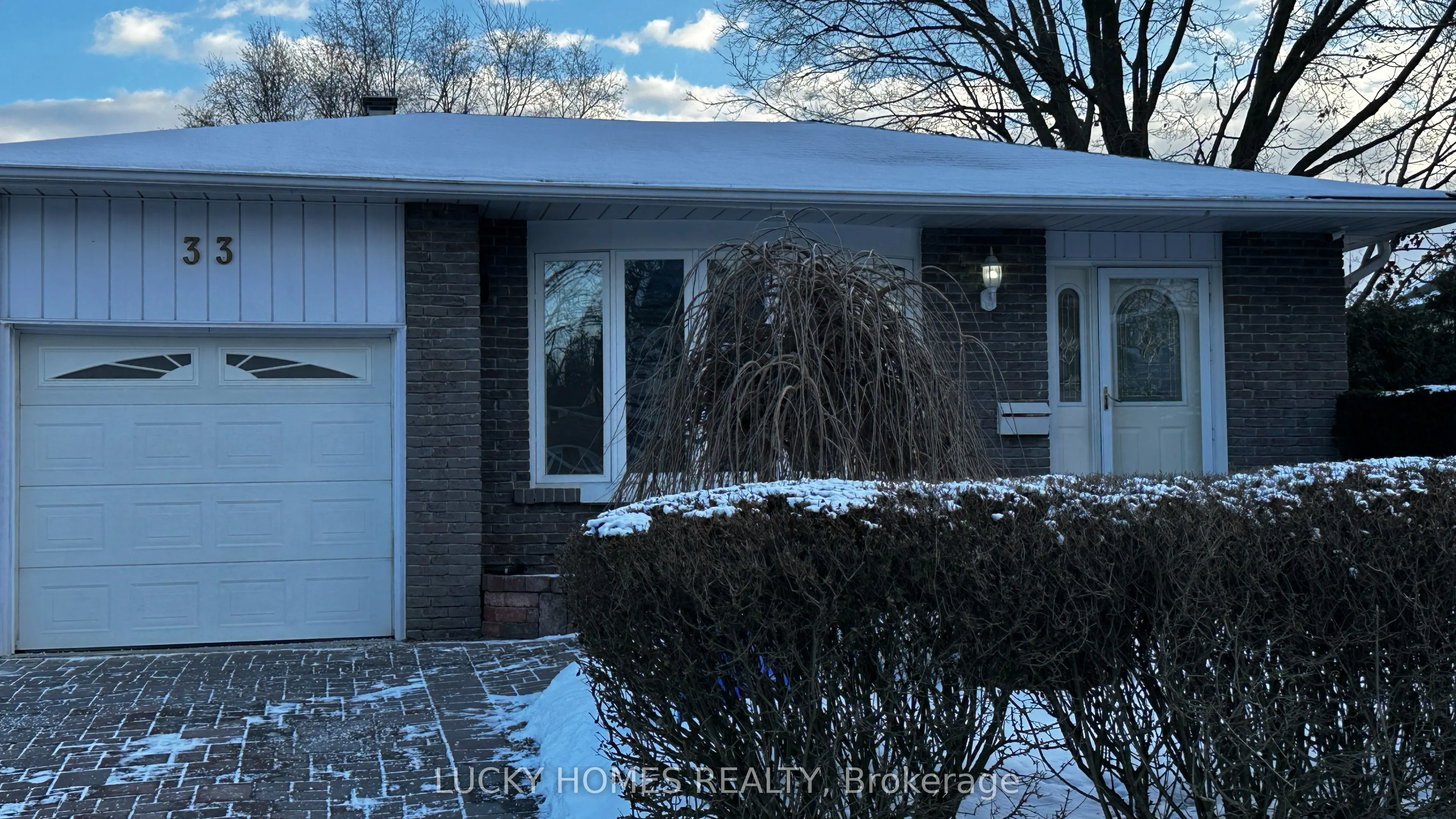 33 Vanstone Court E, #(Main Floor)