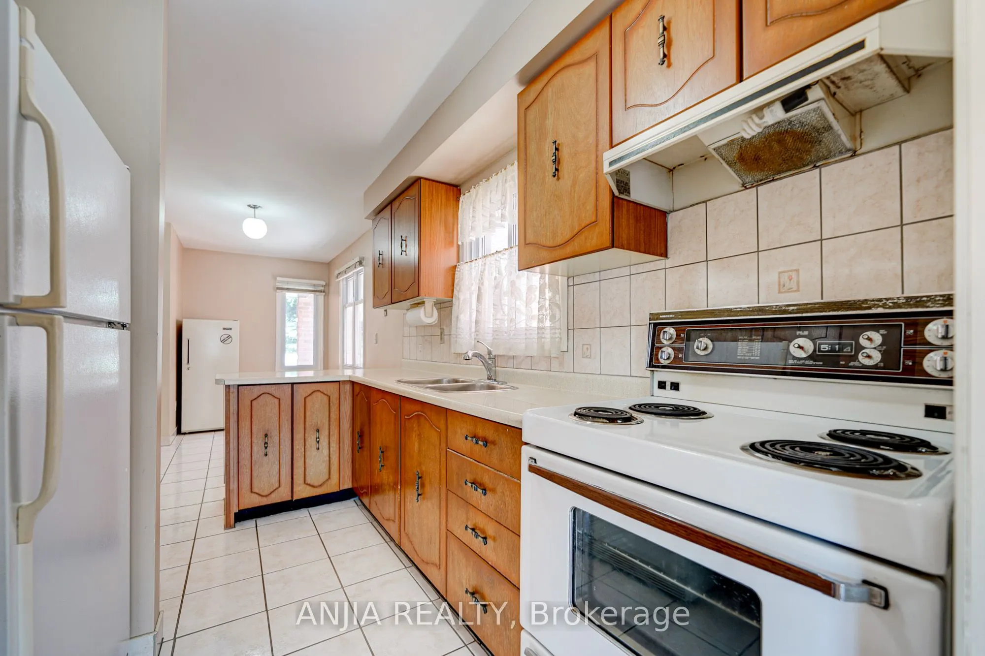 174 Roxanne Crescent