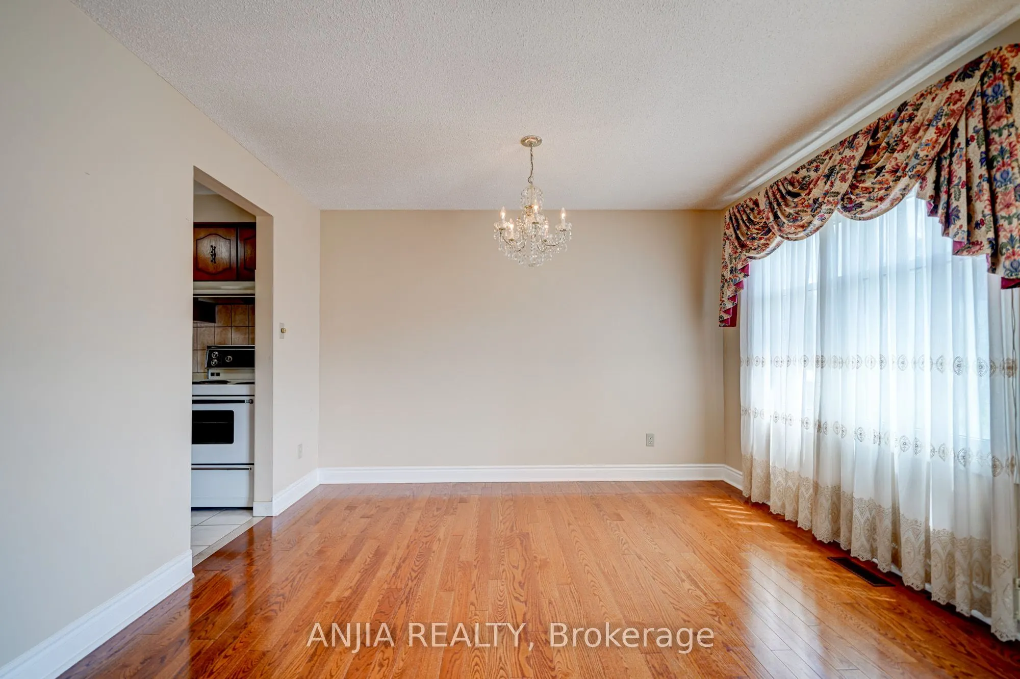 174 Roxanne Crescent