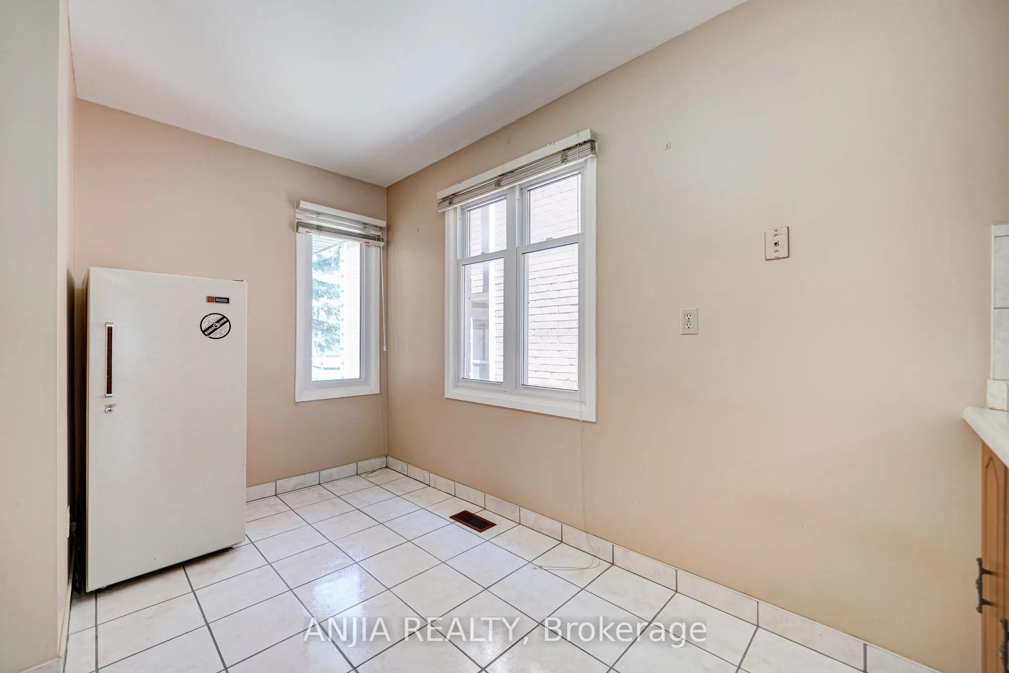 174 Roxanne Crescent