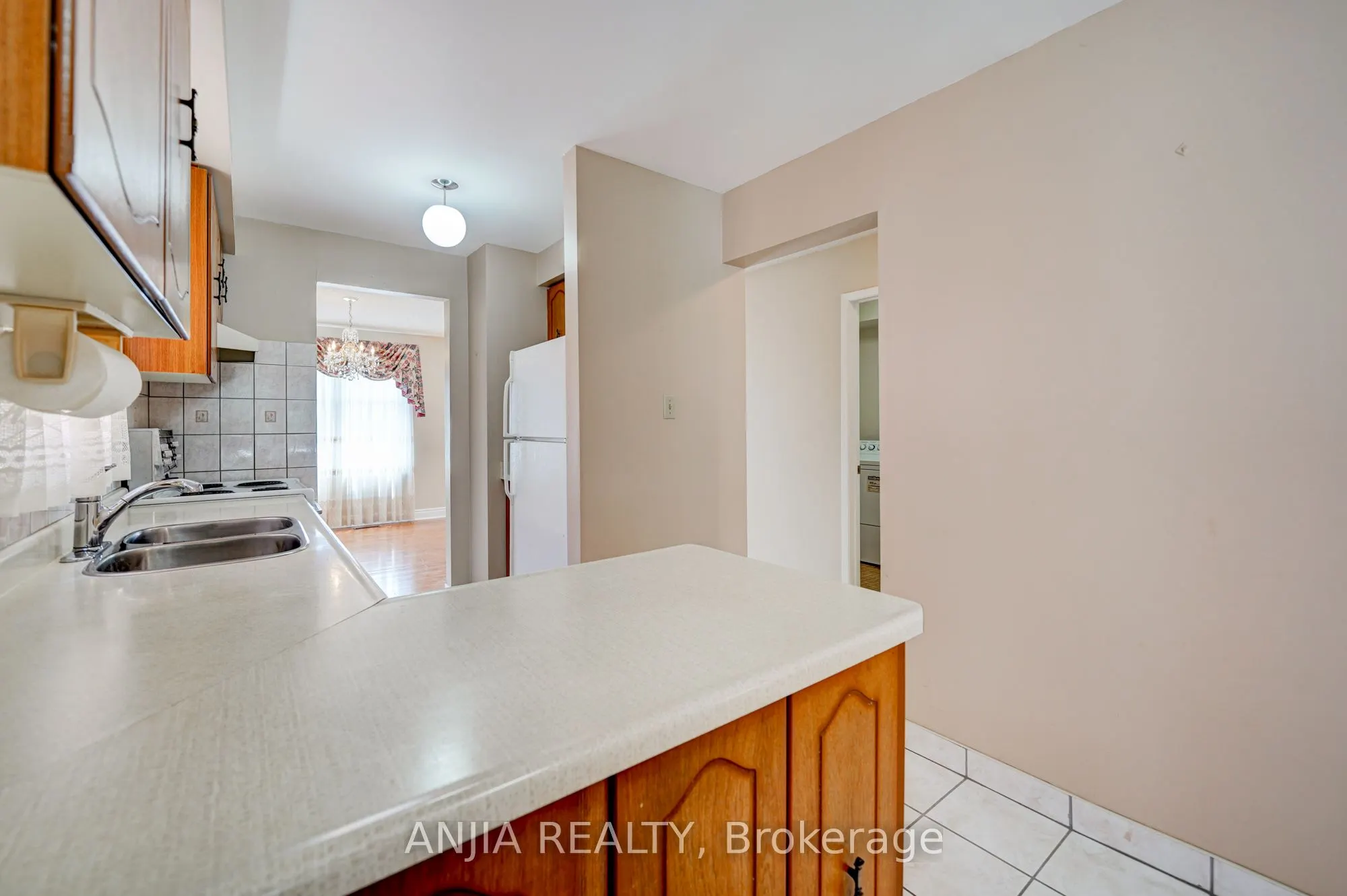 174 Roxanne Crescent