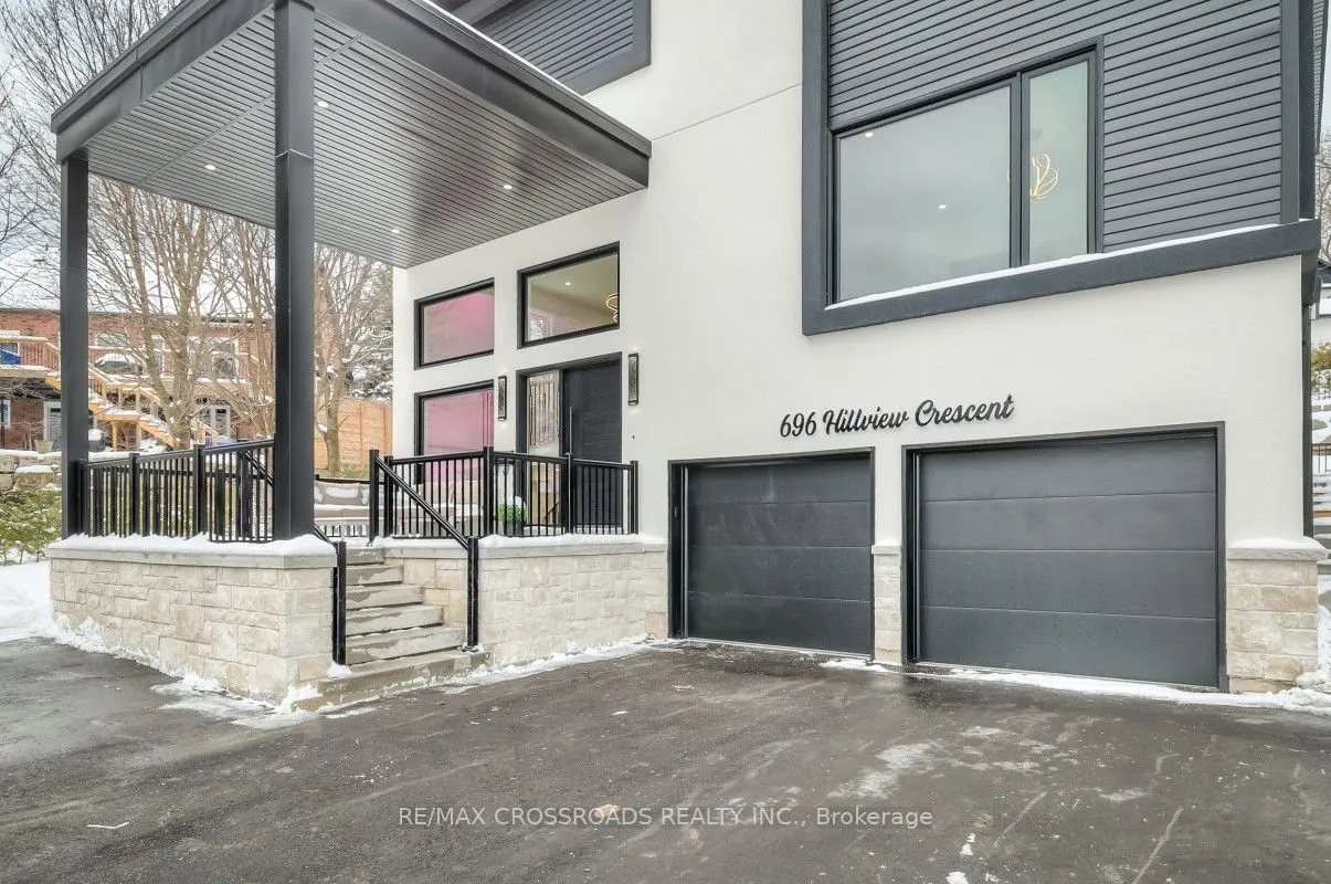696 Hillview Crescent