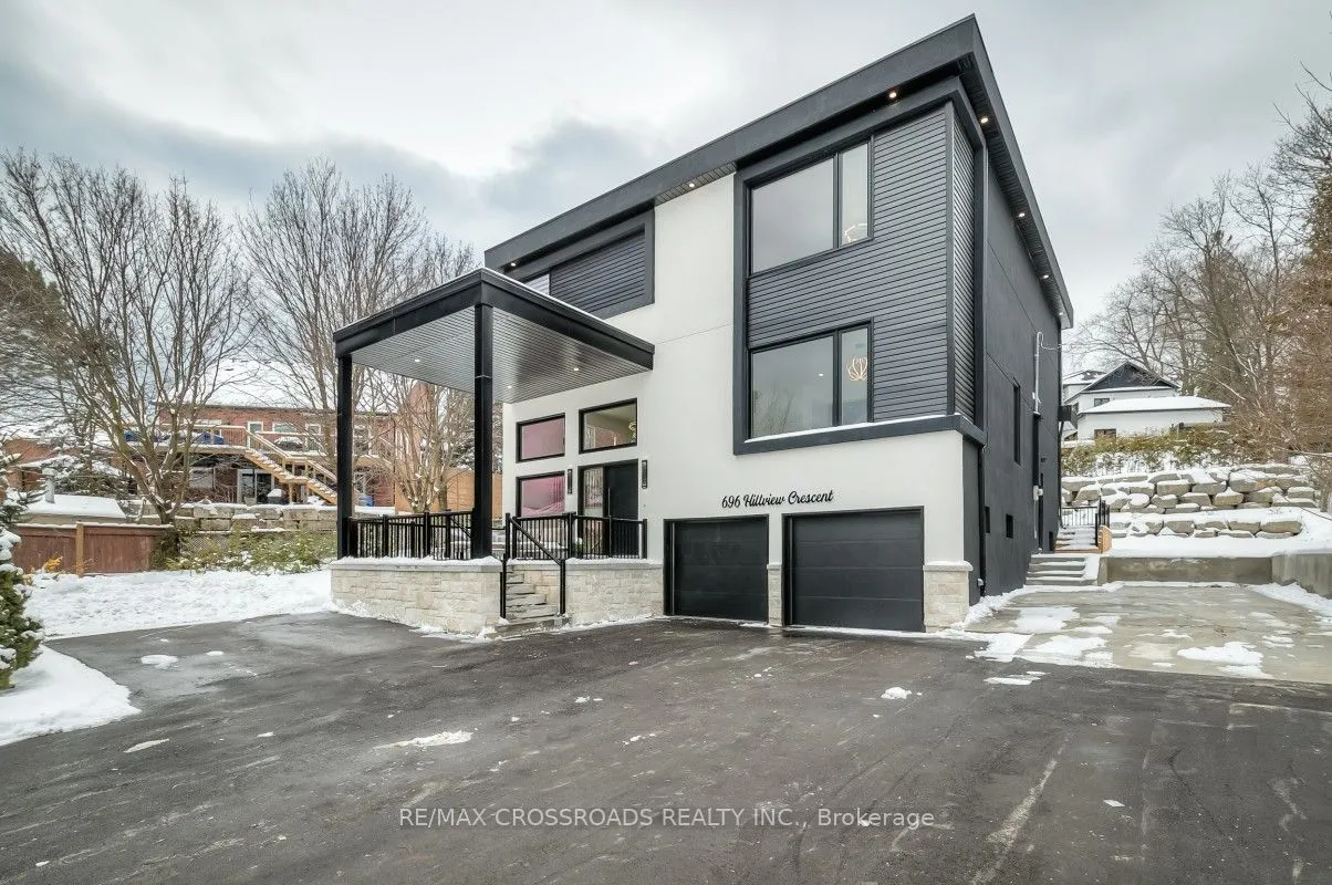 696 Hillview Crescent
