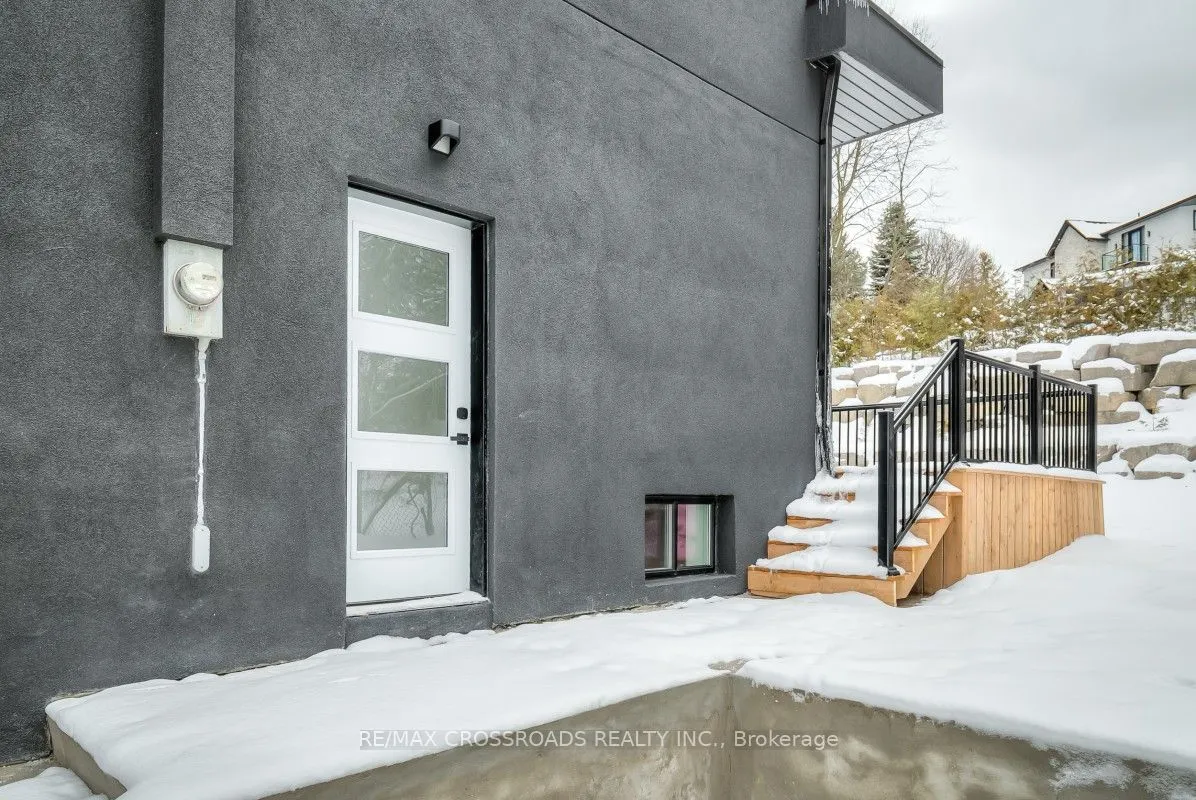 696 Hillview Crescent