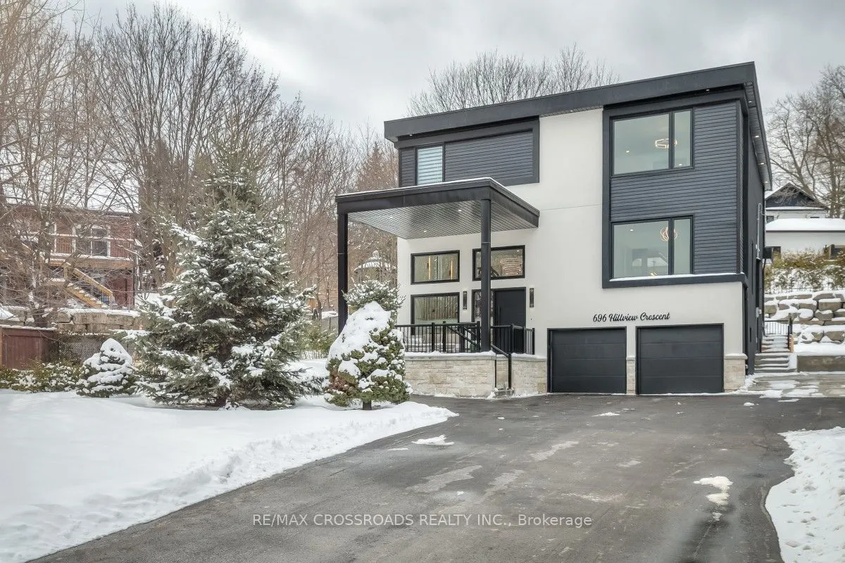 696 Hillview Crescent