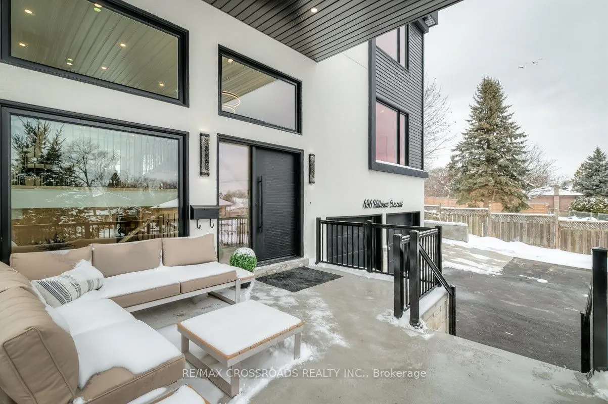 696 Hillview Crescent
