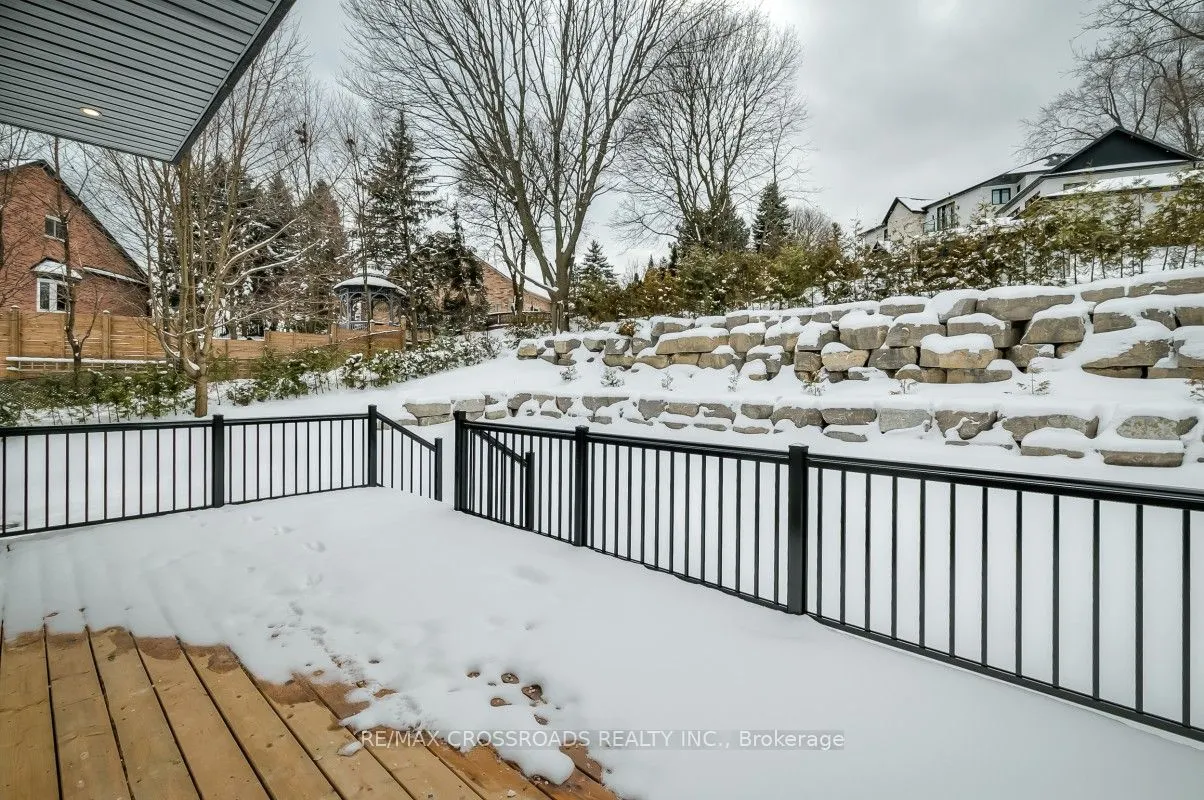 696 Hillview Crescent