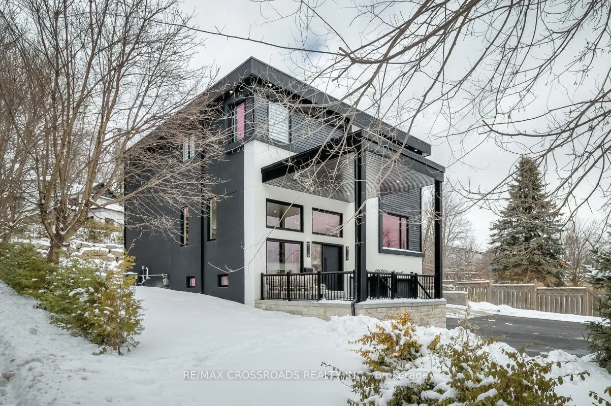 696 Hillview Crescent