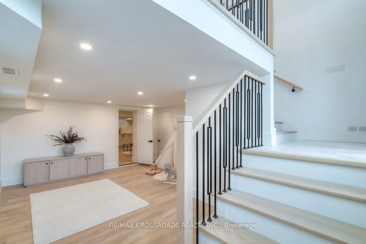 696 Hillview Crescent