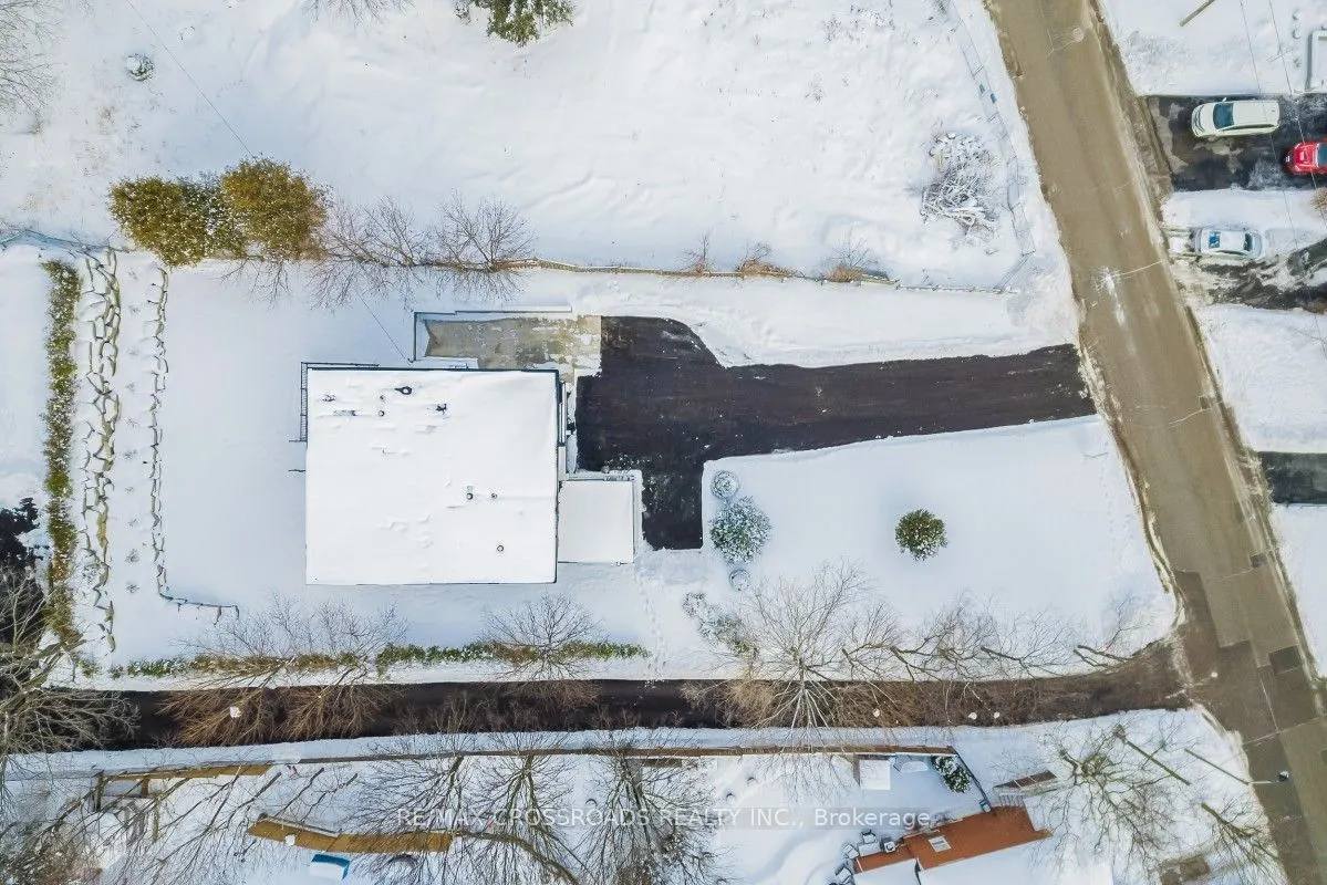 696 Hillview Crescent