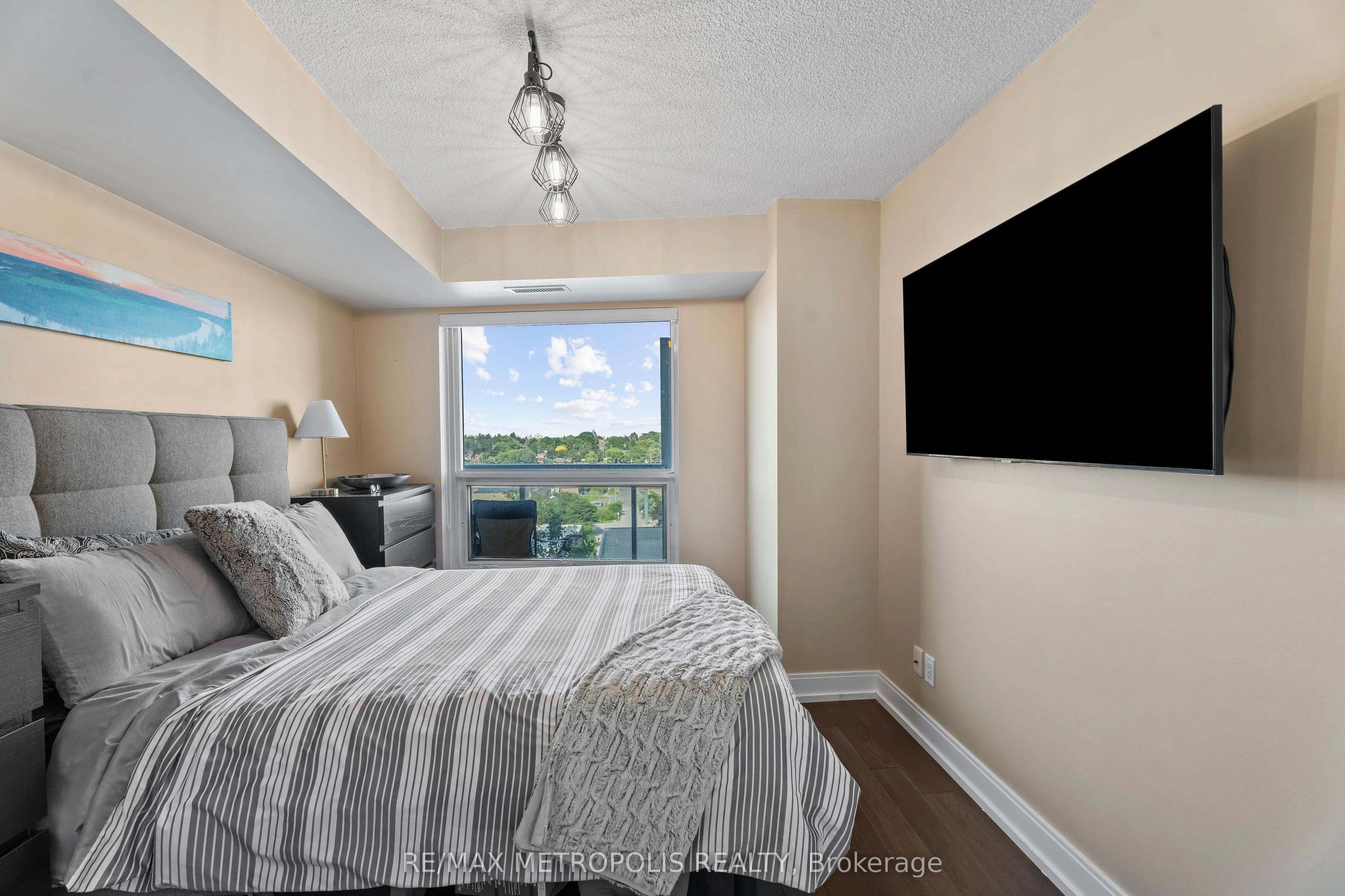 135 Village Green Square, #816