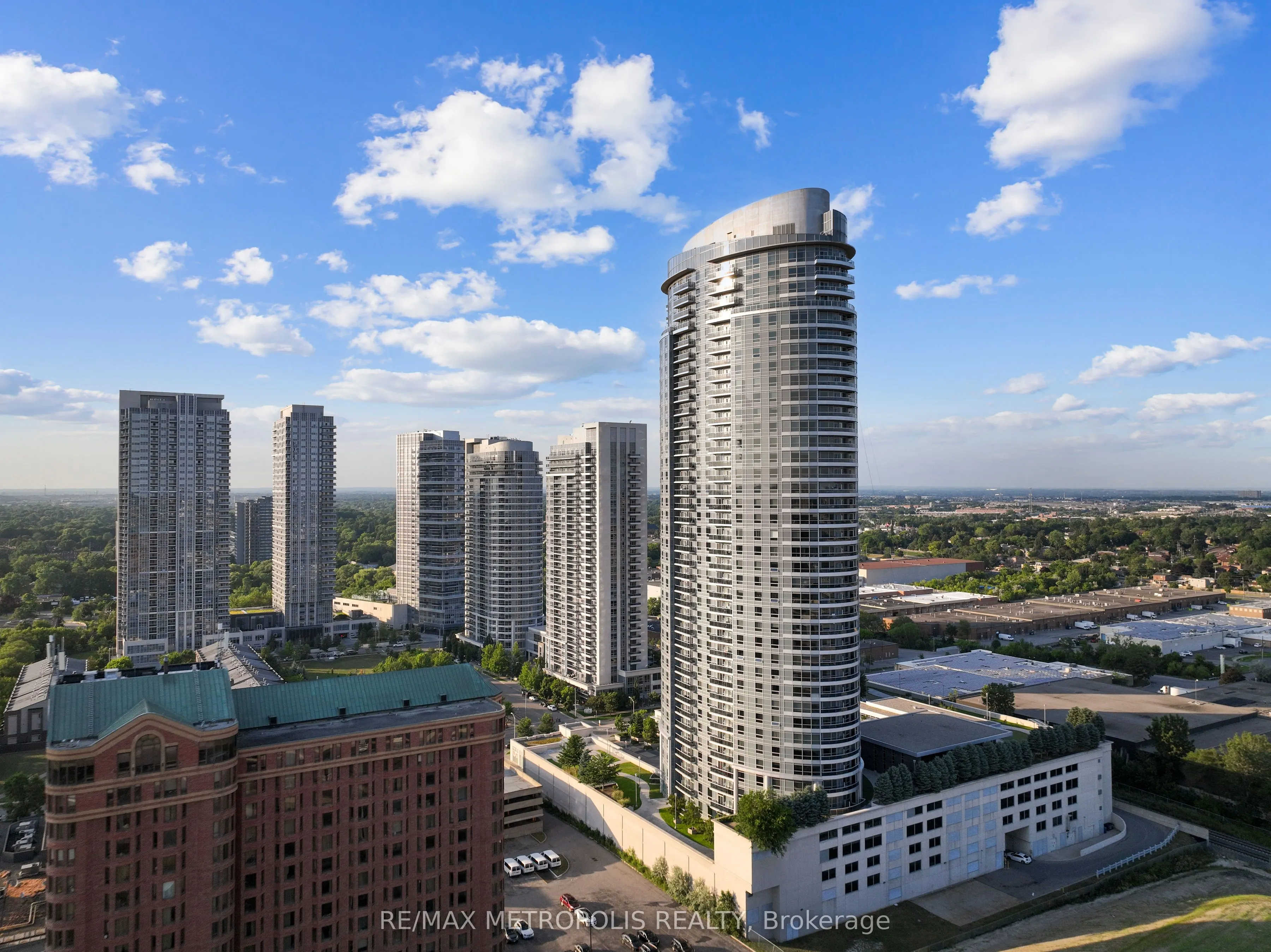 135 Village Green Square, #816