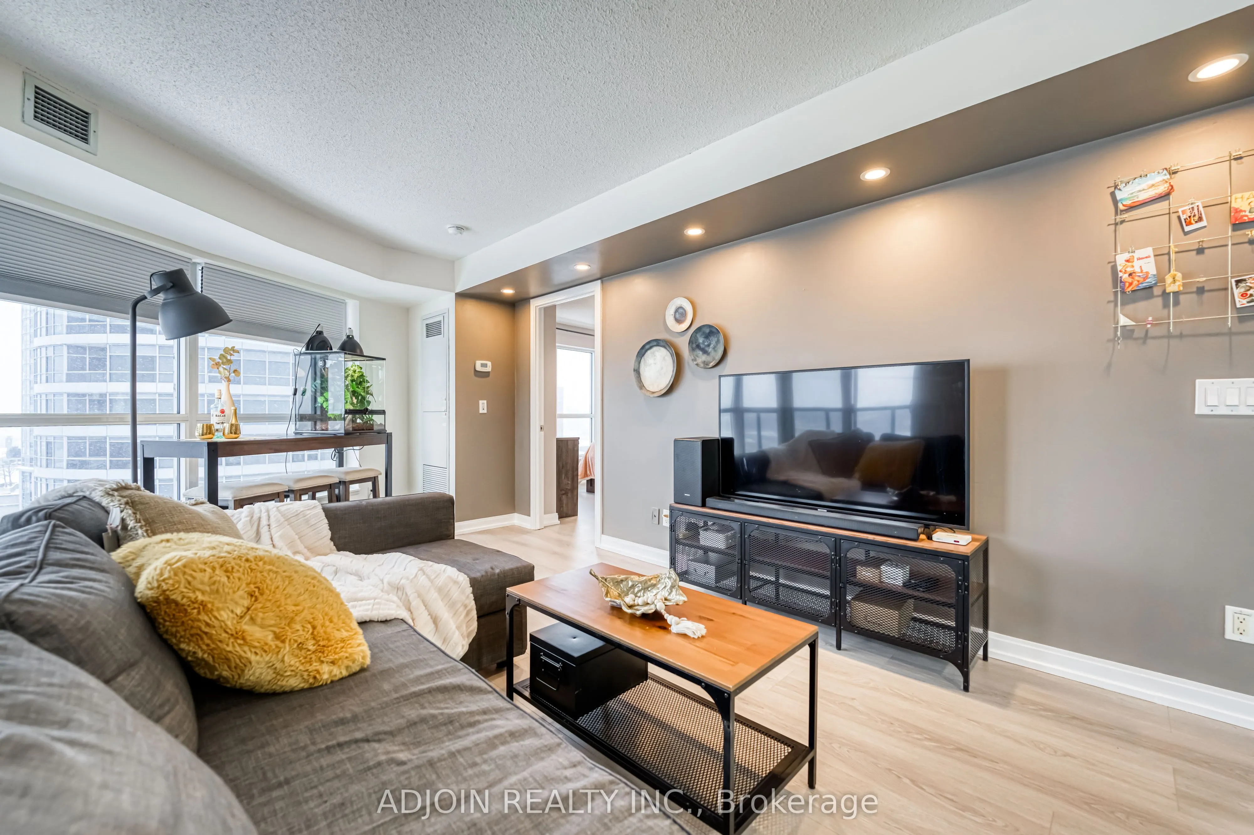 181 Village Green Square, #1113