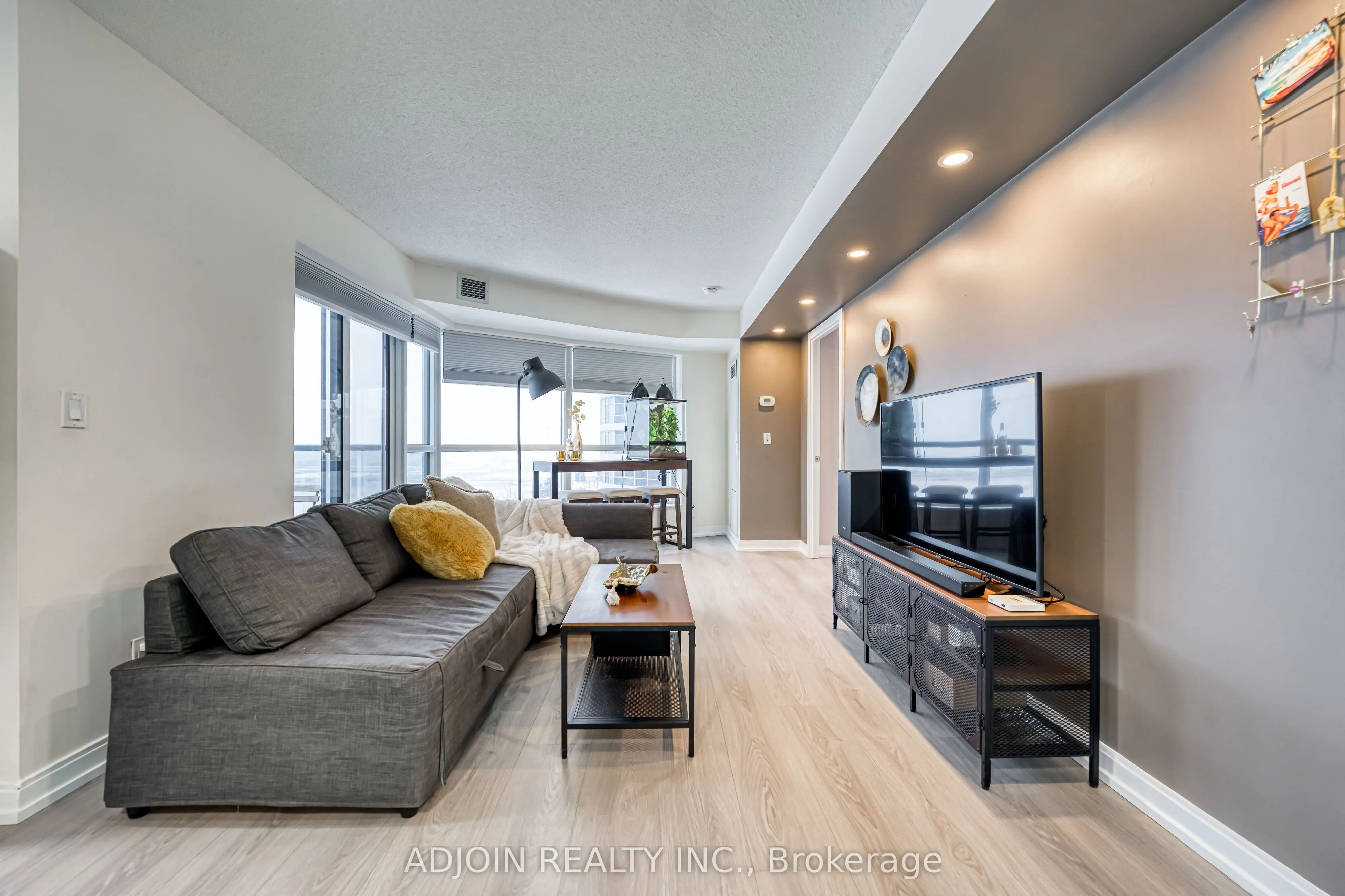 181 Village Green Square, #1113