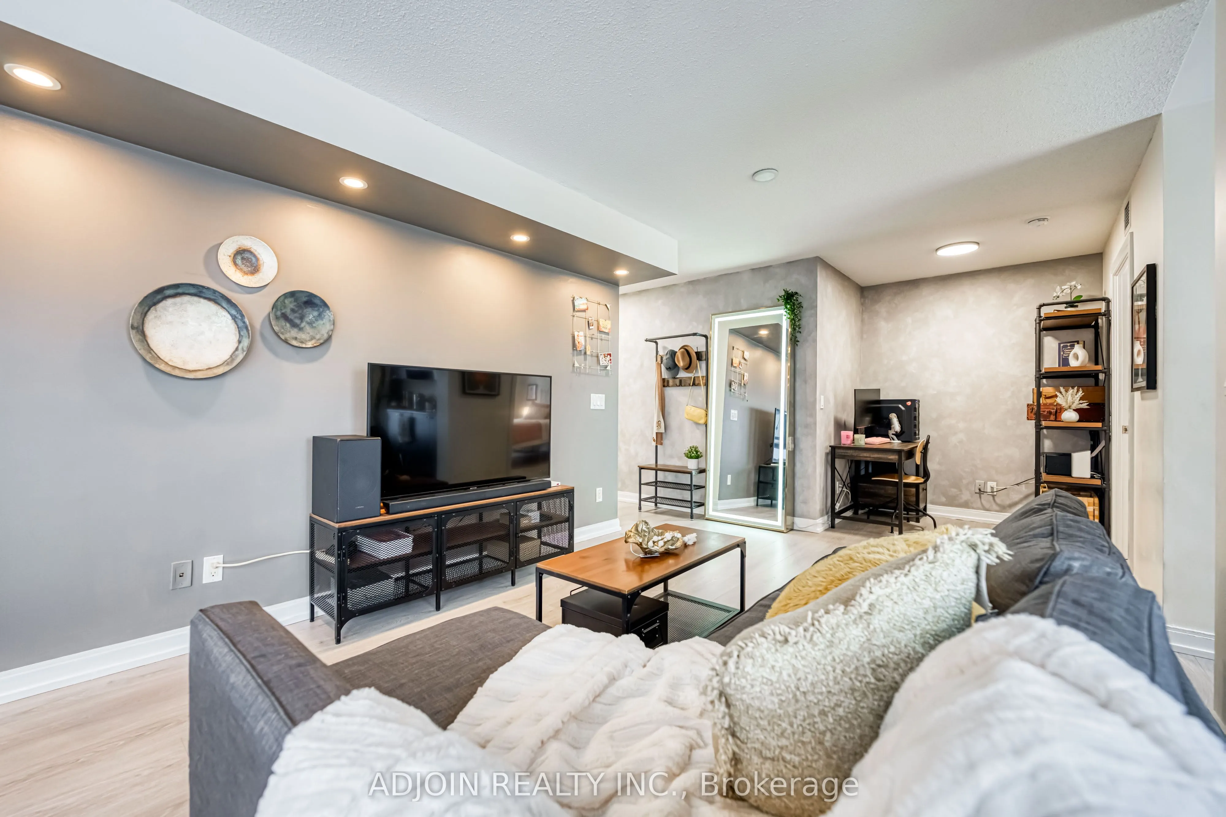 181 Village Green Square, #1113