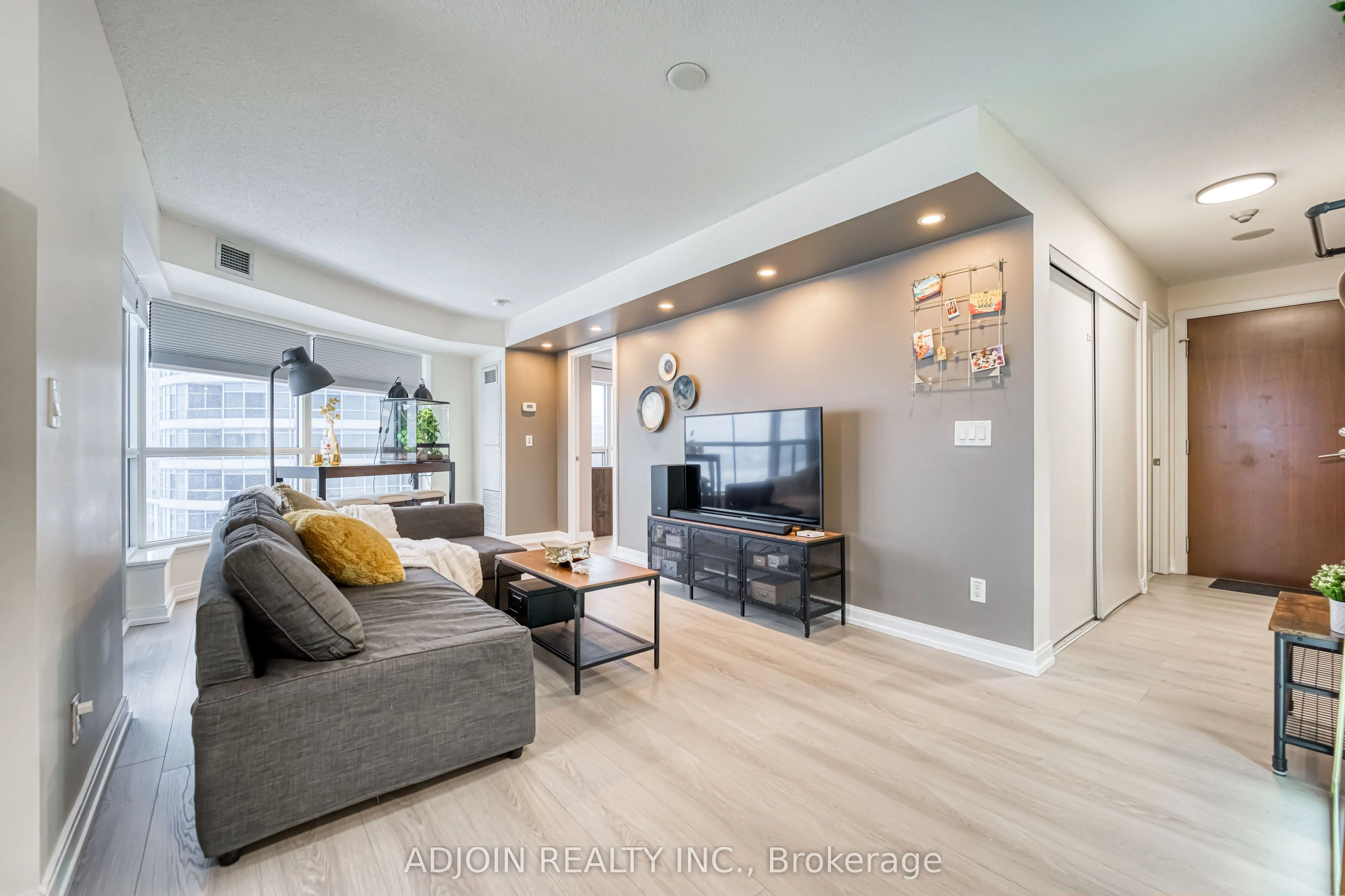 181 Village Green Square, #1113