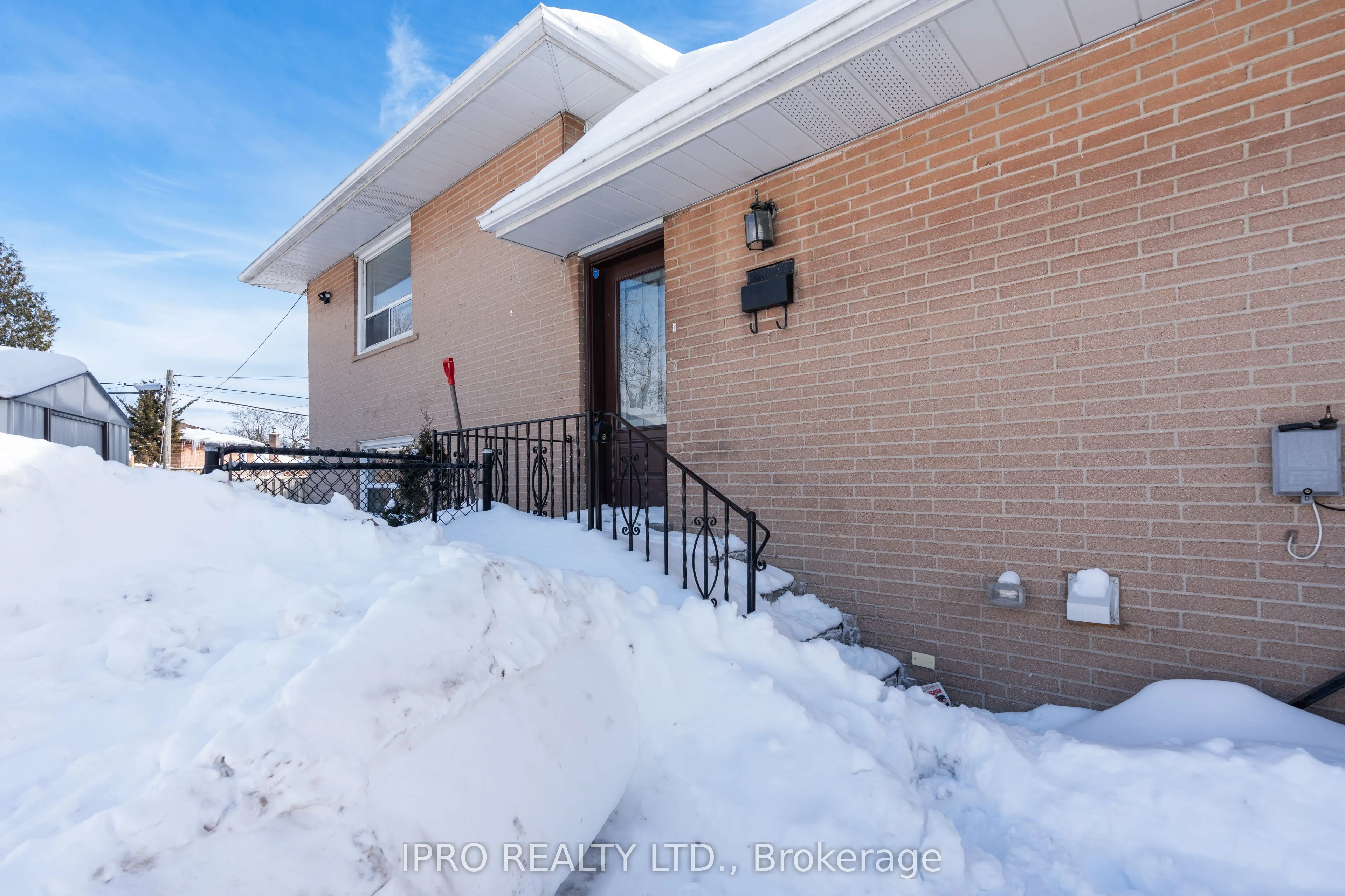 77 Milford Haven Drive E