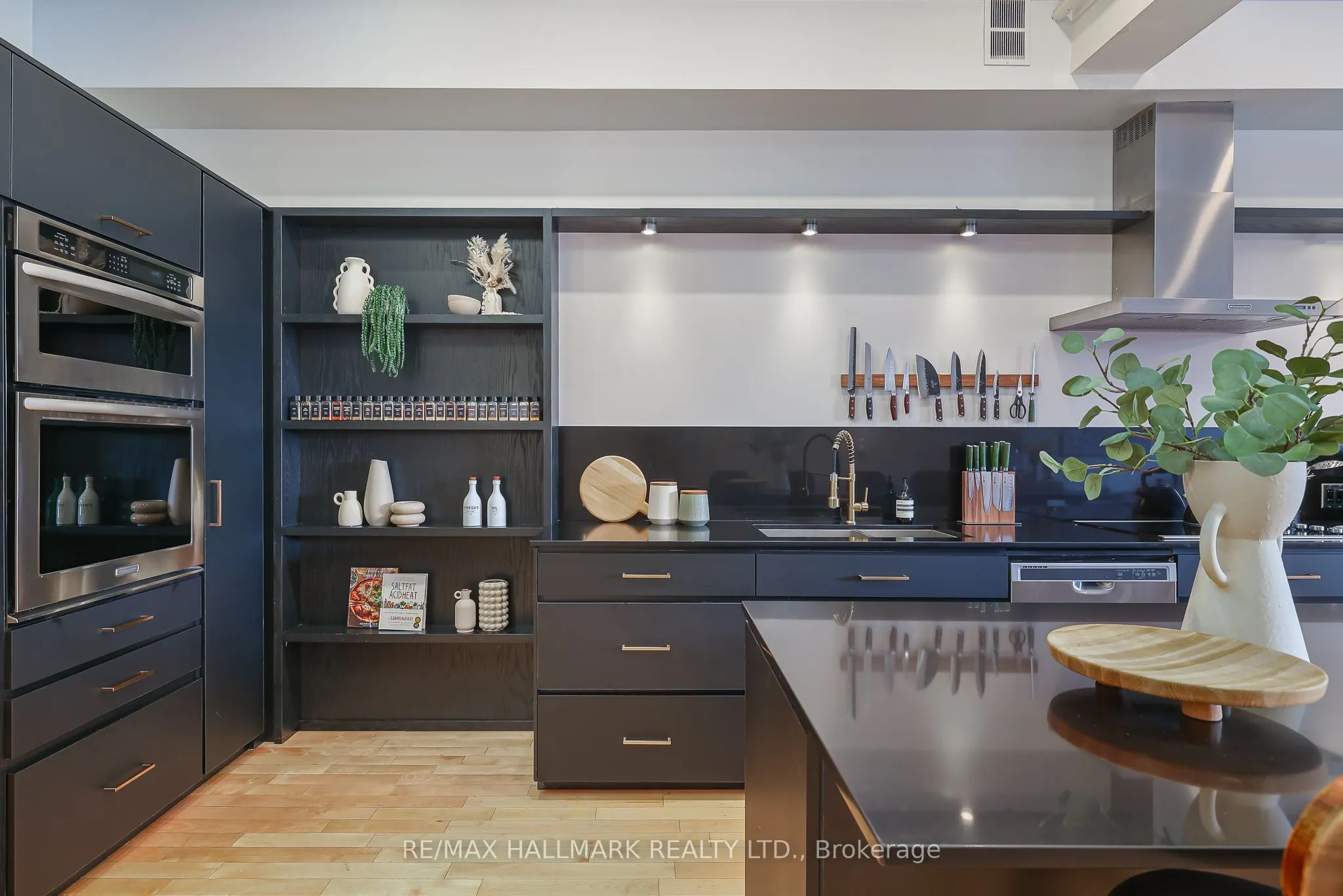 326 Carlaw Avenue, #215