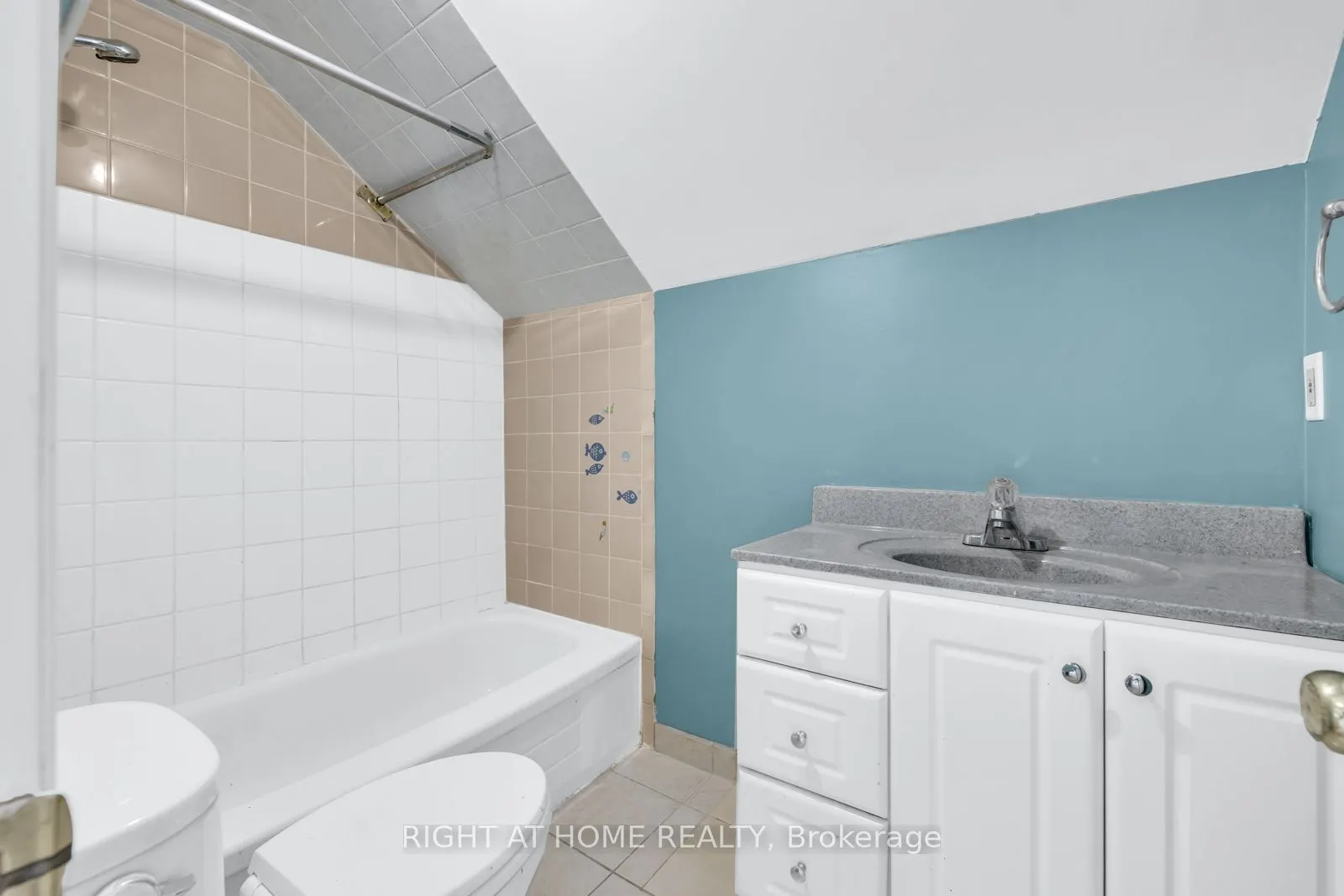 571 Kingston Road W