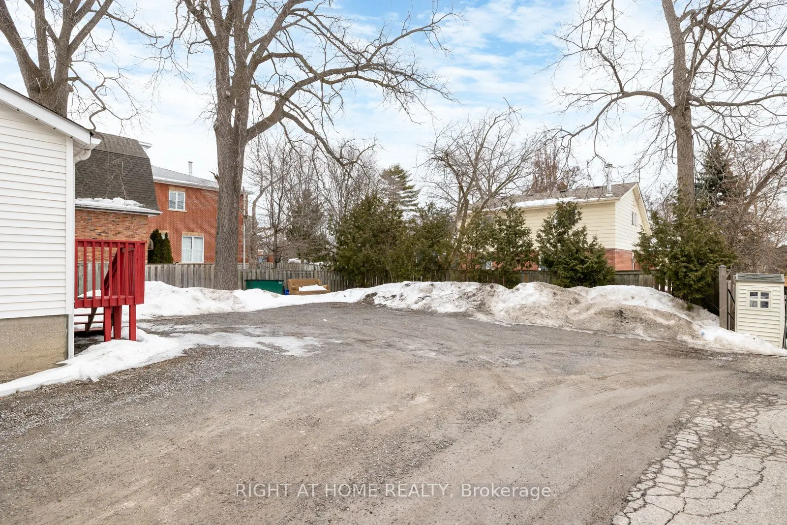 571 Kingston Road W