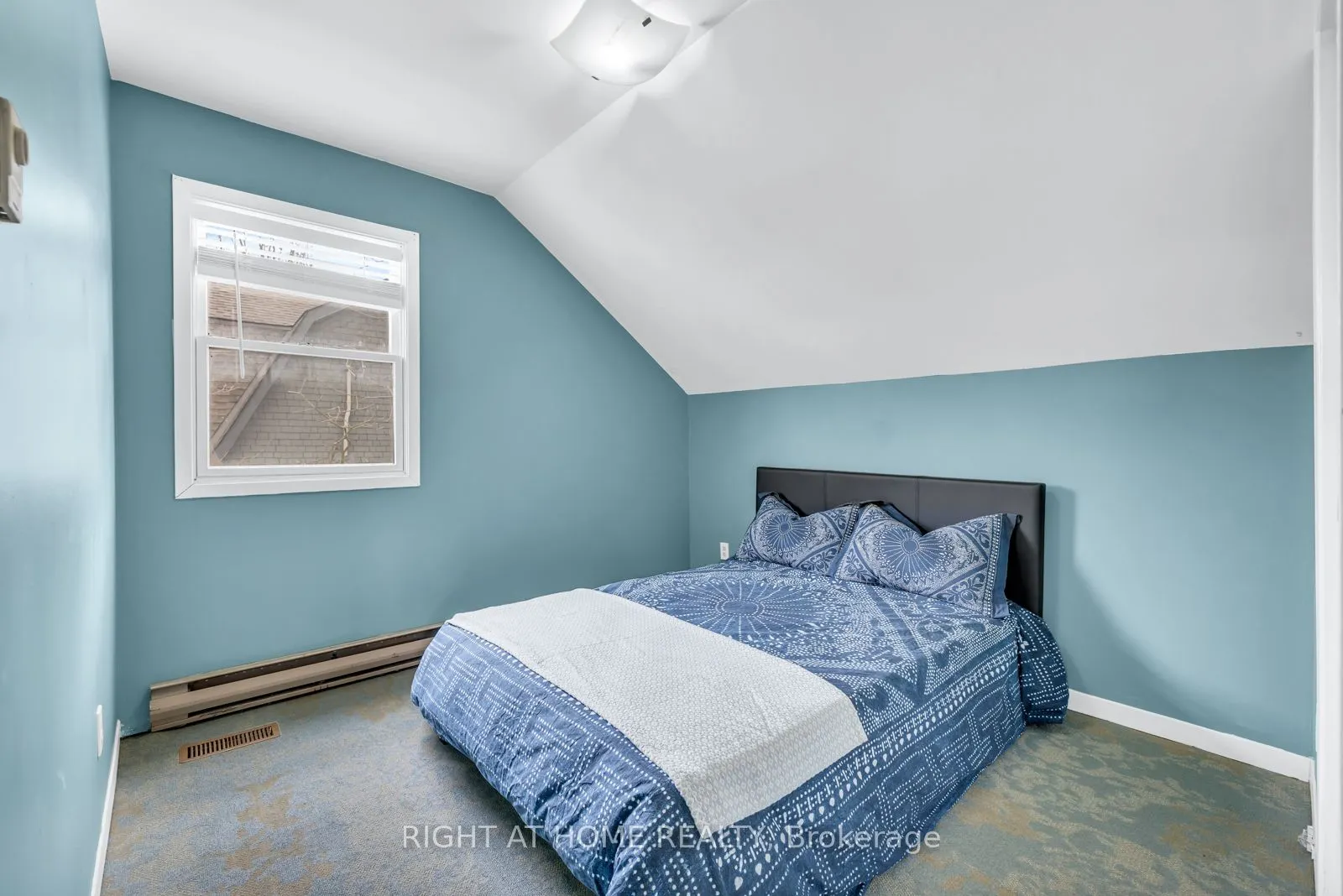 571 Kingston Road W