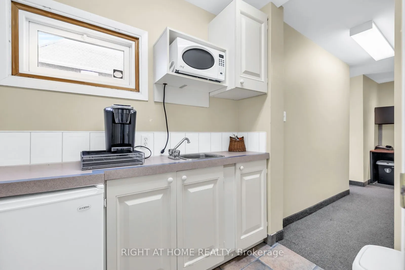 571 Kingston Road W